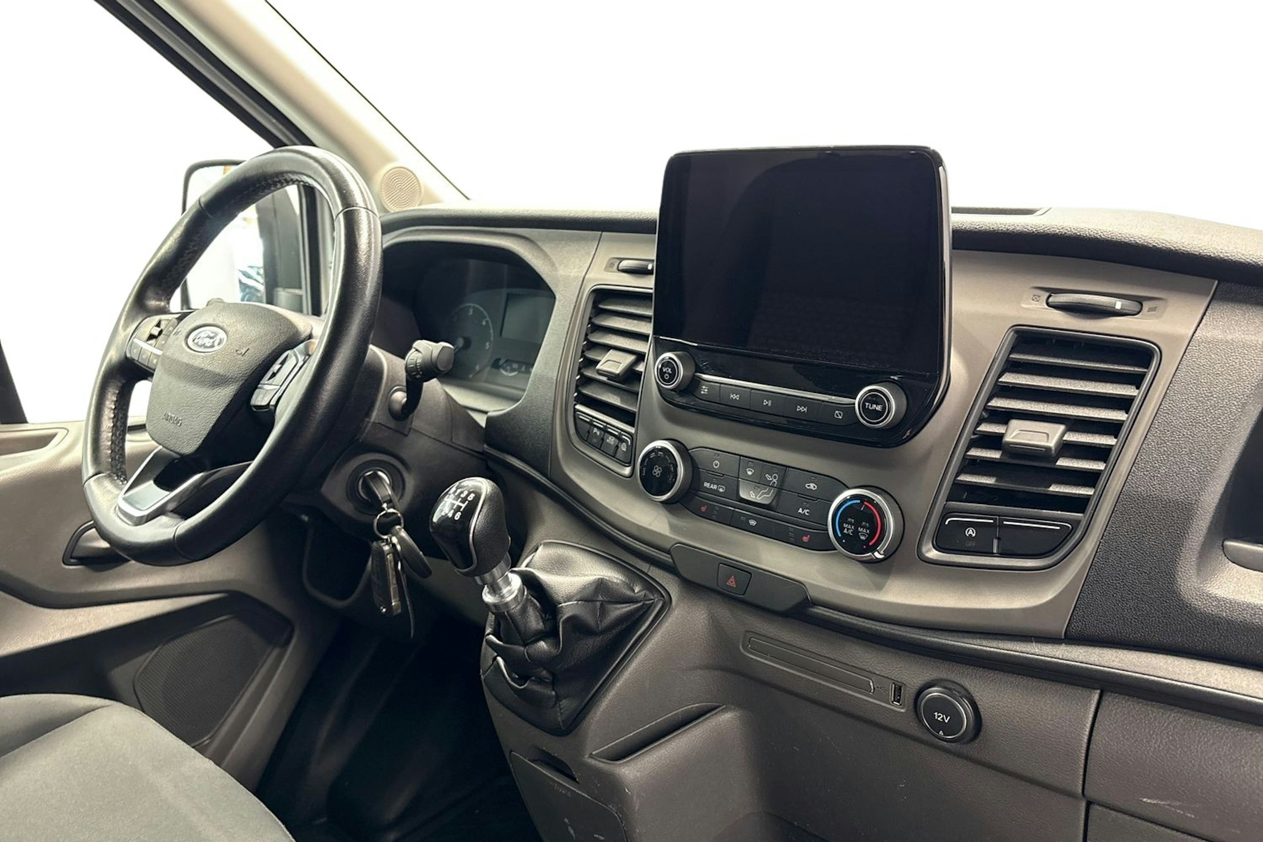 valkoinen Ford Transit 2020 kuva 10.