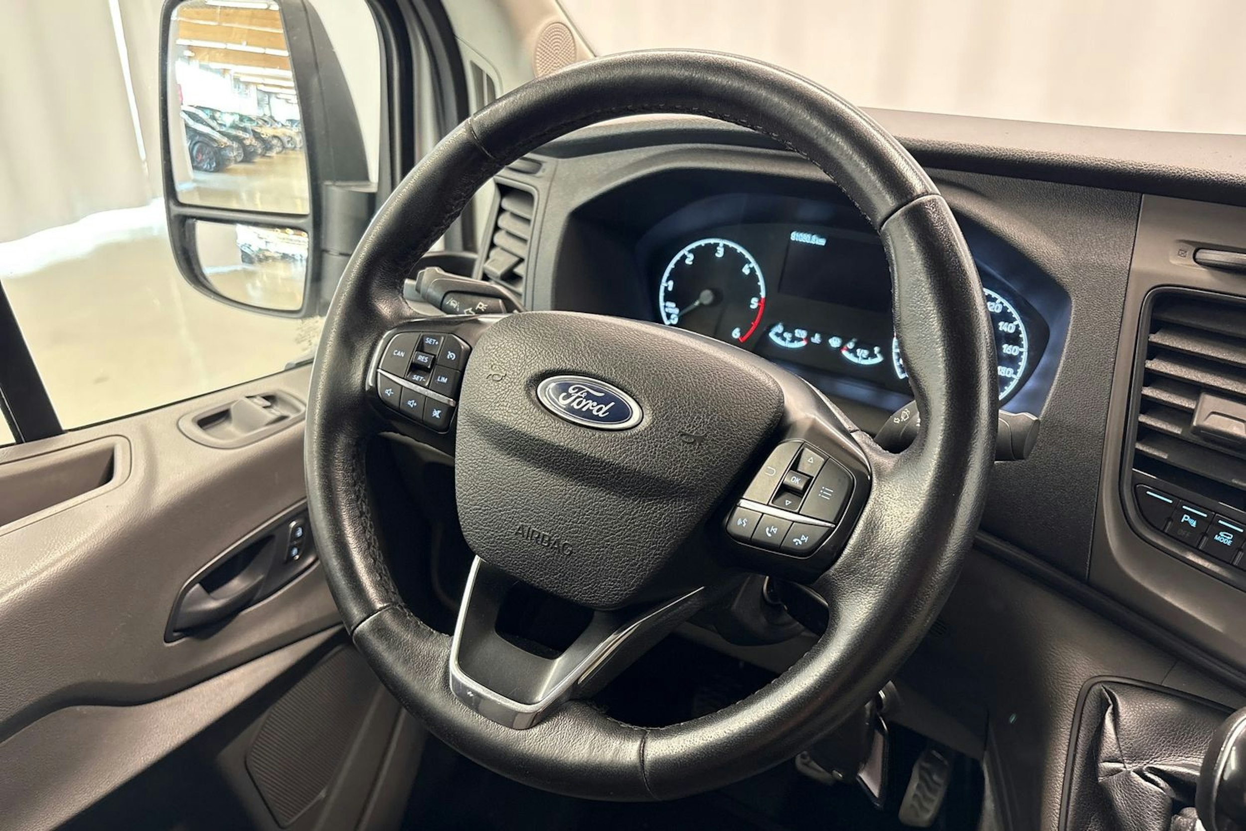valkoinen Ford Transit 2020 kuva 13.