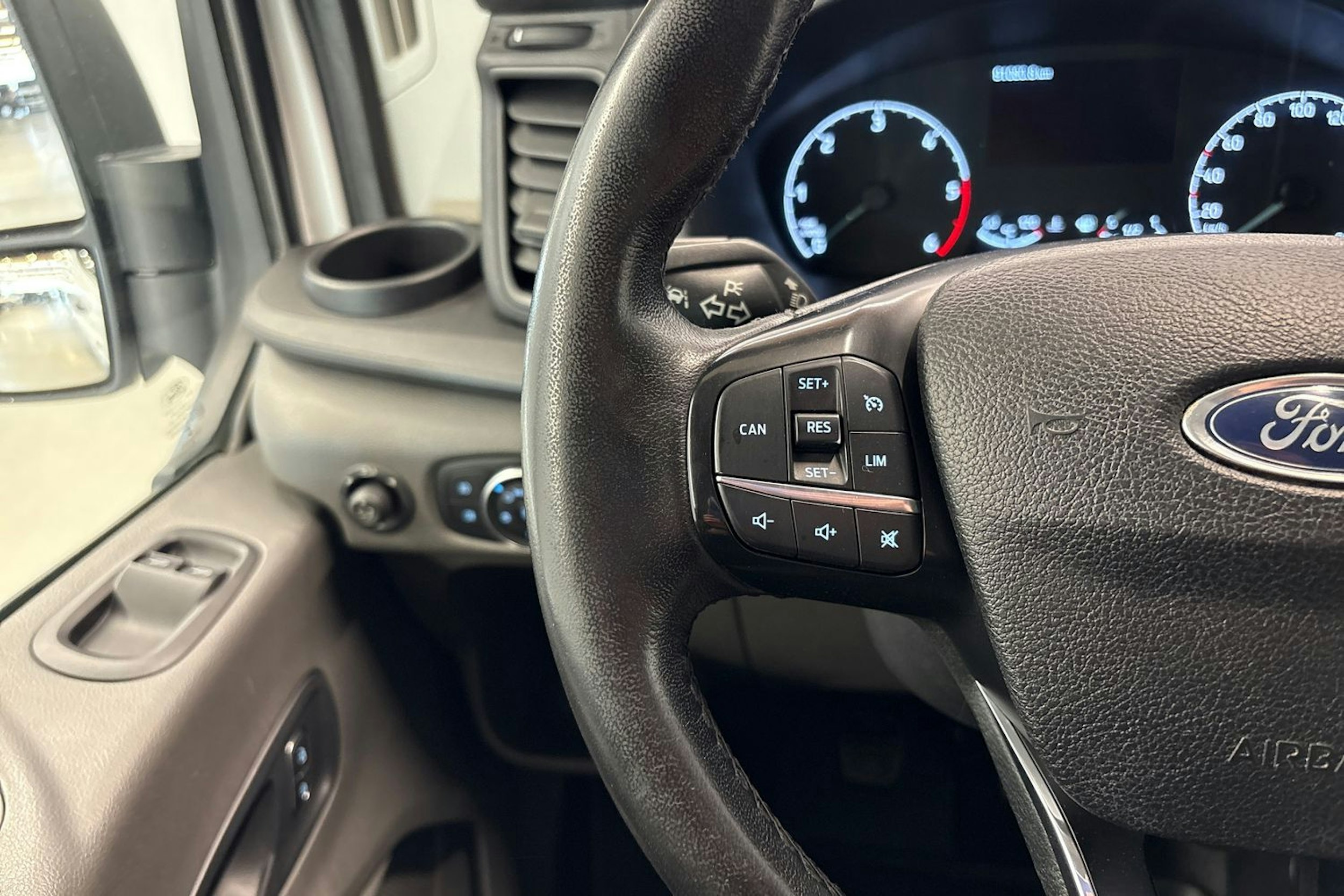 valkoinen Ford Transit 2020 kuva 14.