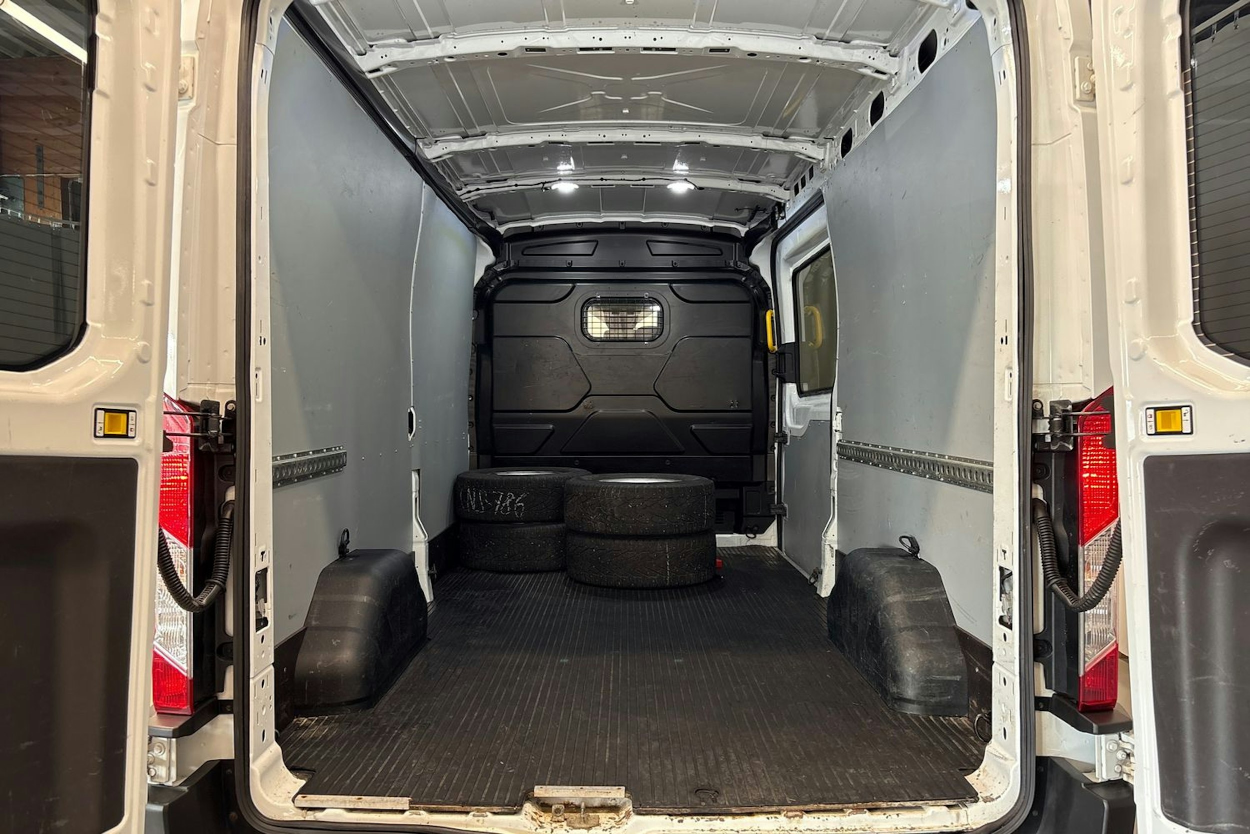 valkoinen Ford Transit 2020 kuva 26.