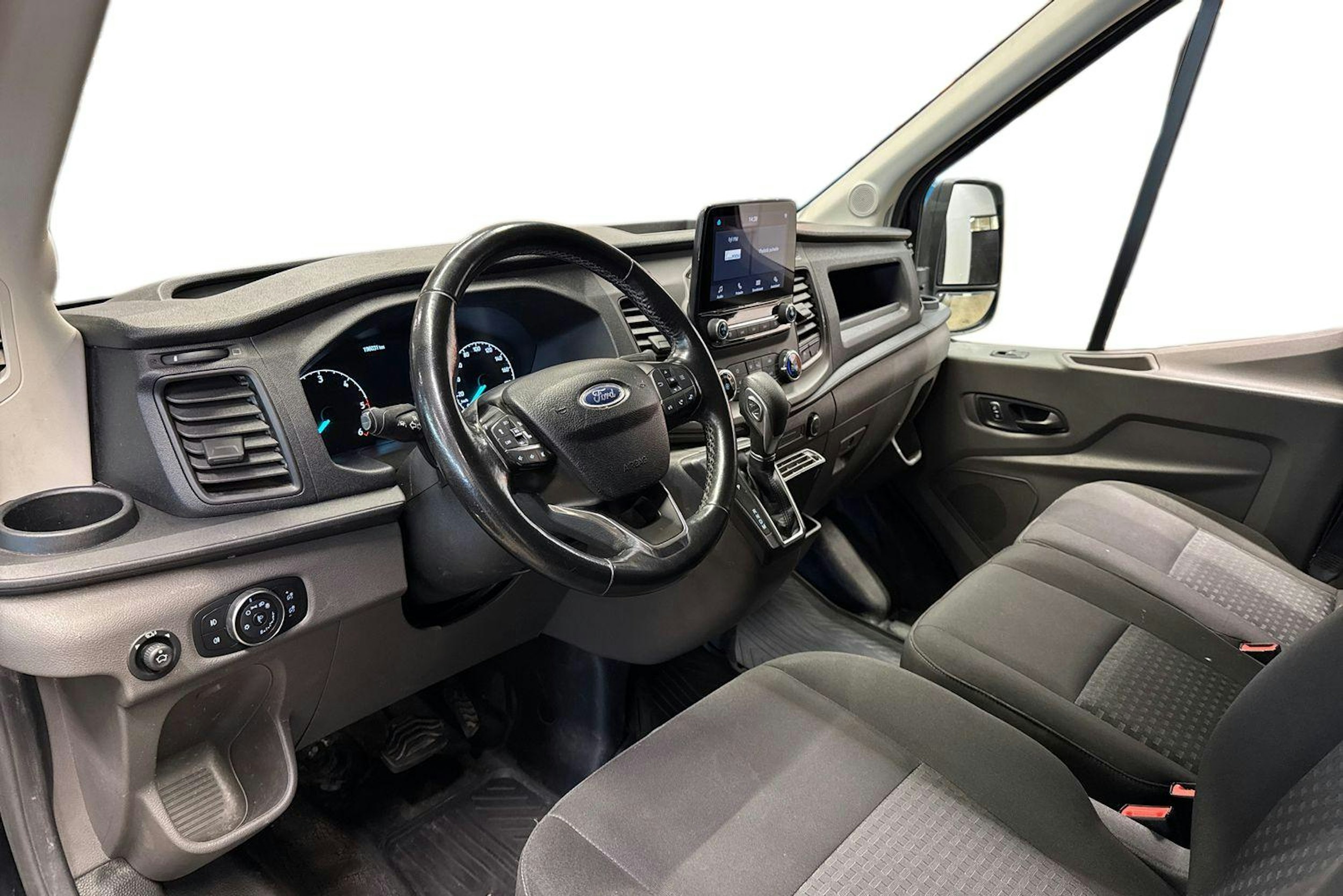 musta Ford Transit 2020 kuva 7.