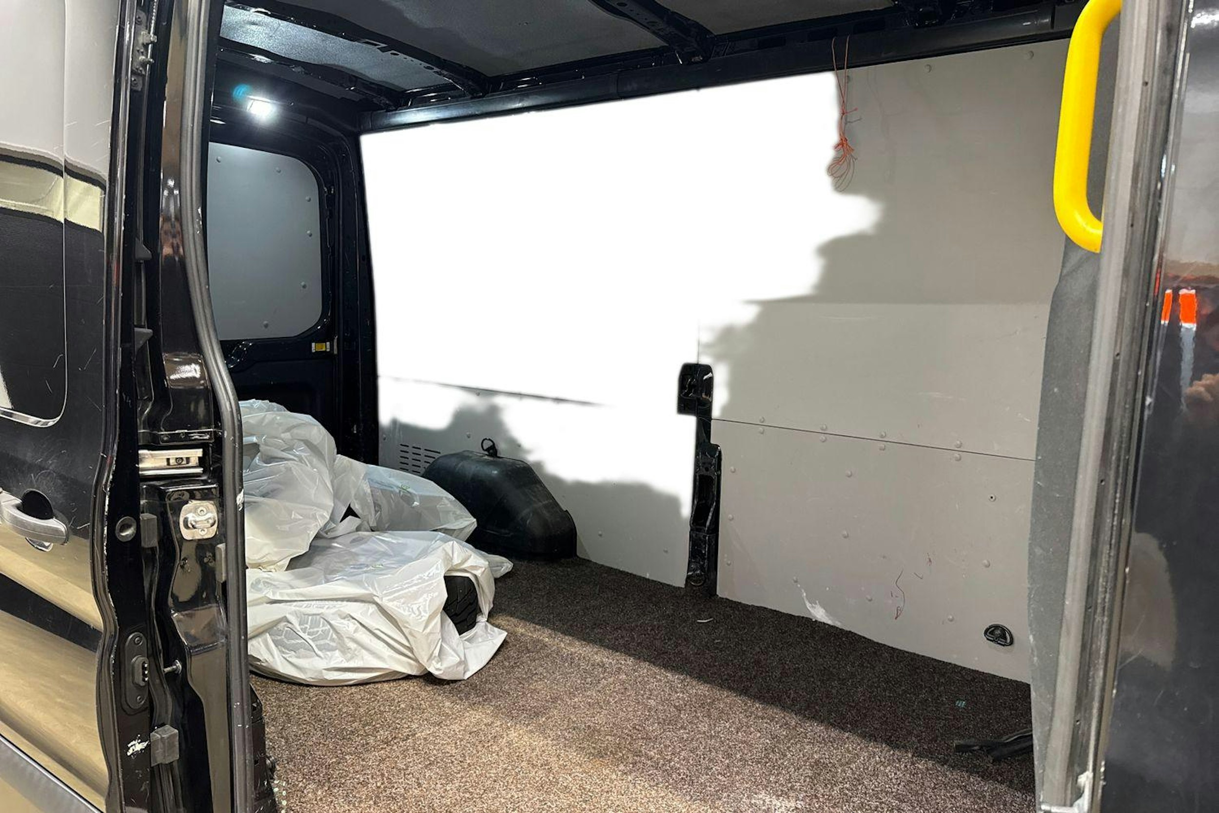 musta Ford Transit 2020 kuva 10.