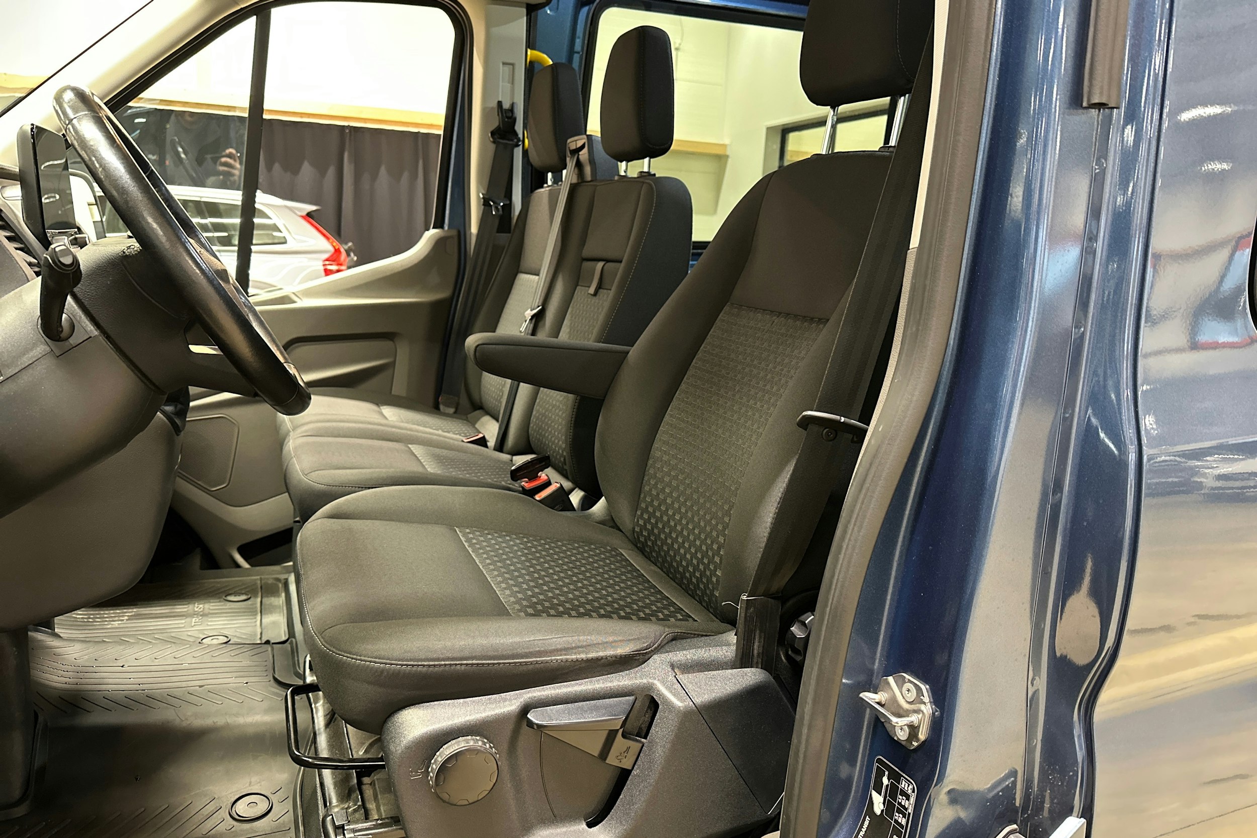 sininen Ford Transit 2020 kuva 13.