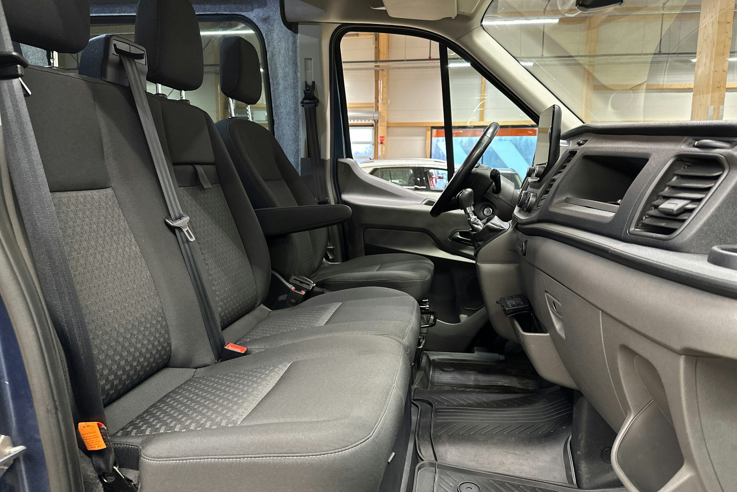 sininen Ford Transit 2020 kuva 23.