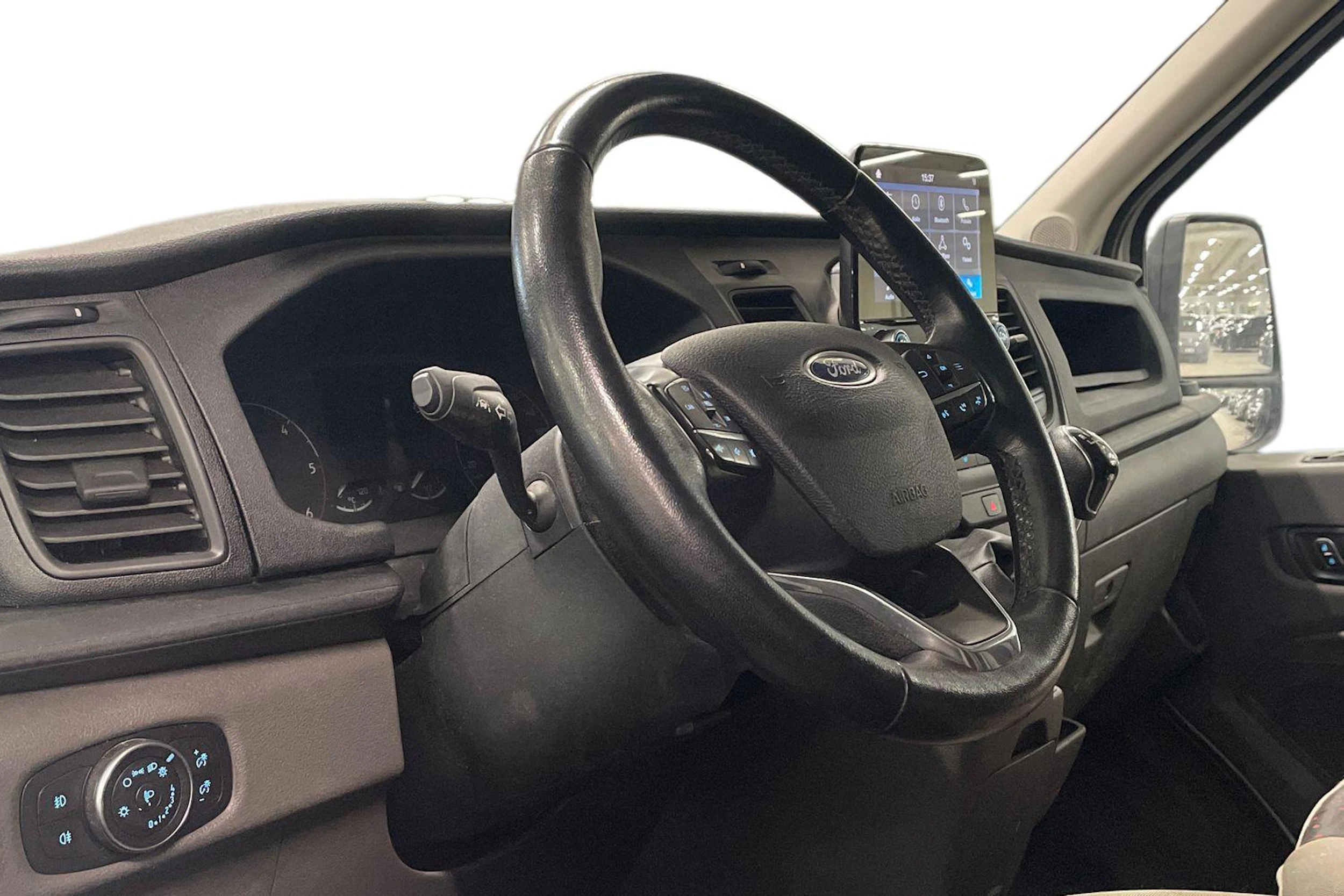 valkoinen Ford Transit 2020 kuva 3.