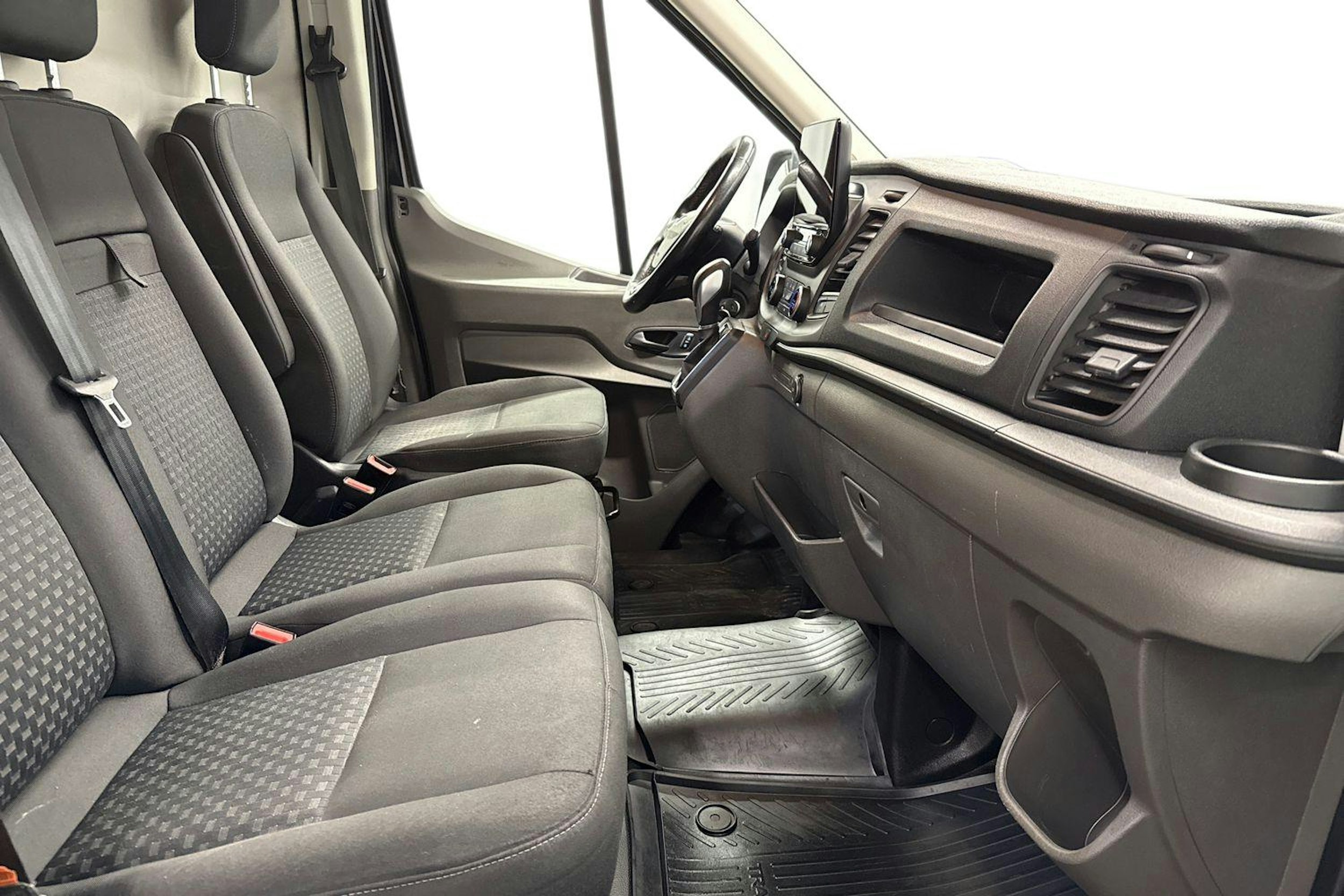 musta Ford Transit 2020 kuva 9.