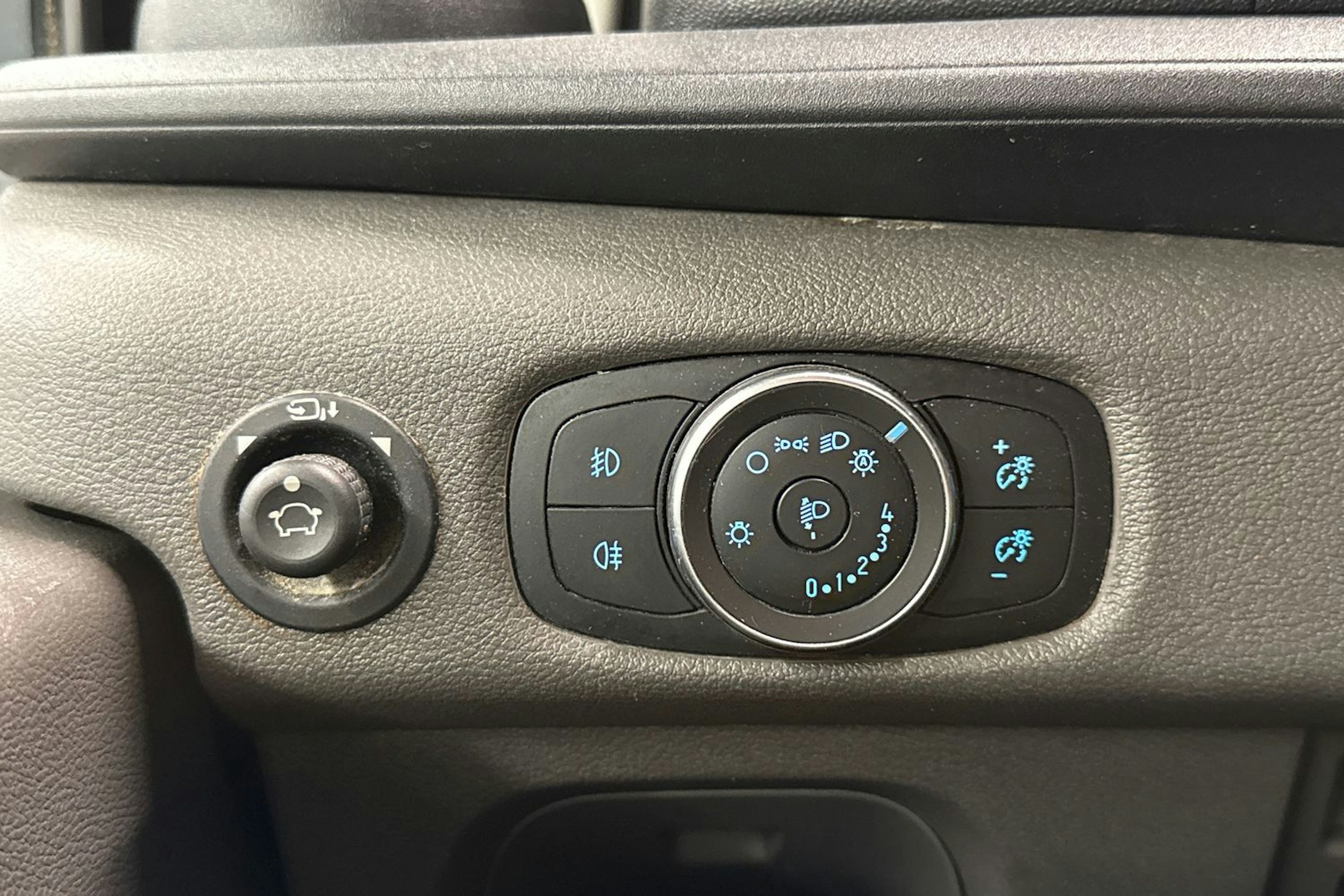 musta Ford Transit 2020 kuva 19.