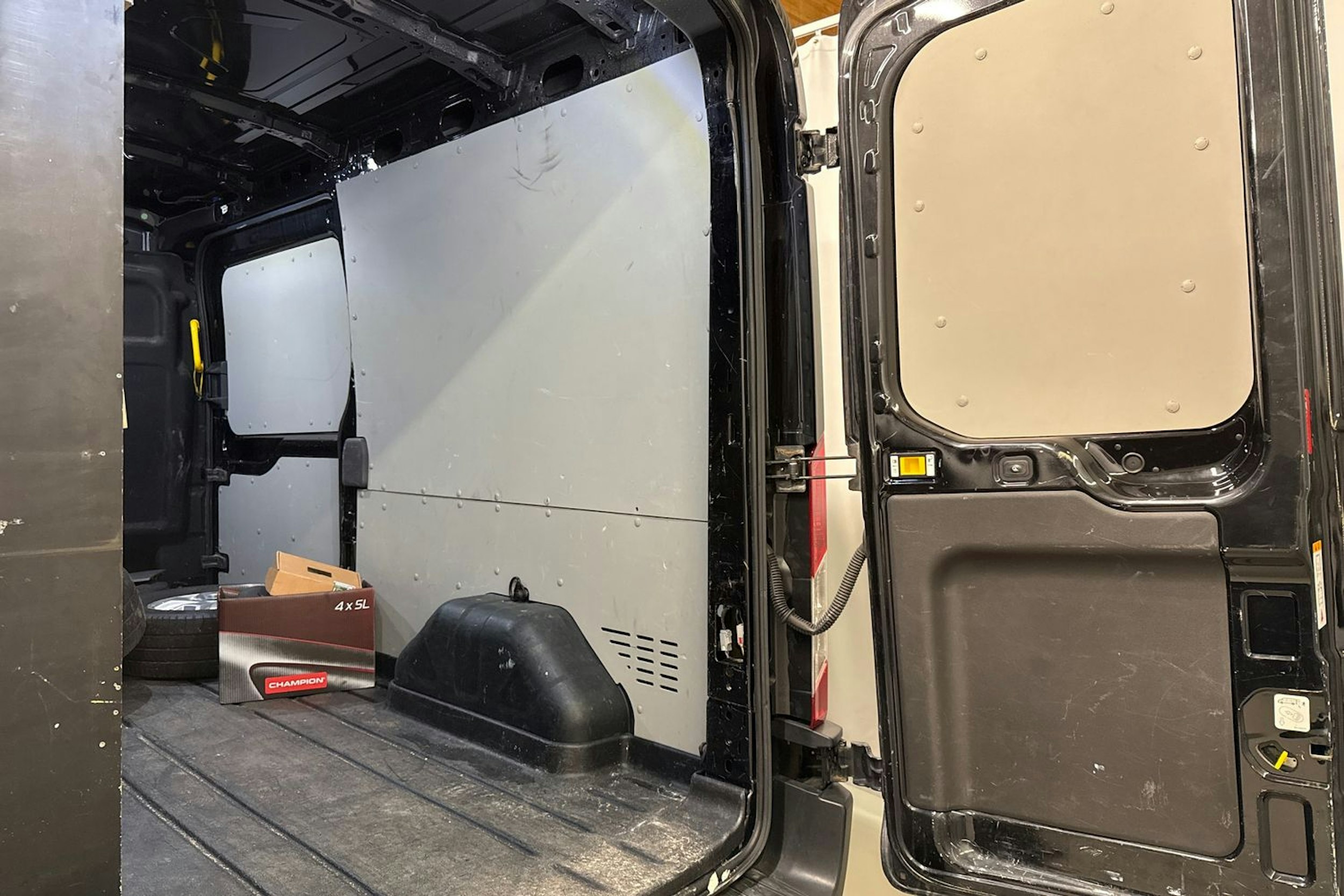 musta Ford Transit 2020 kuva 24.