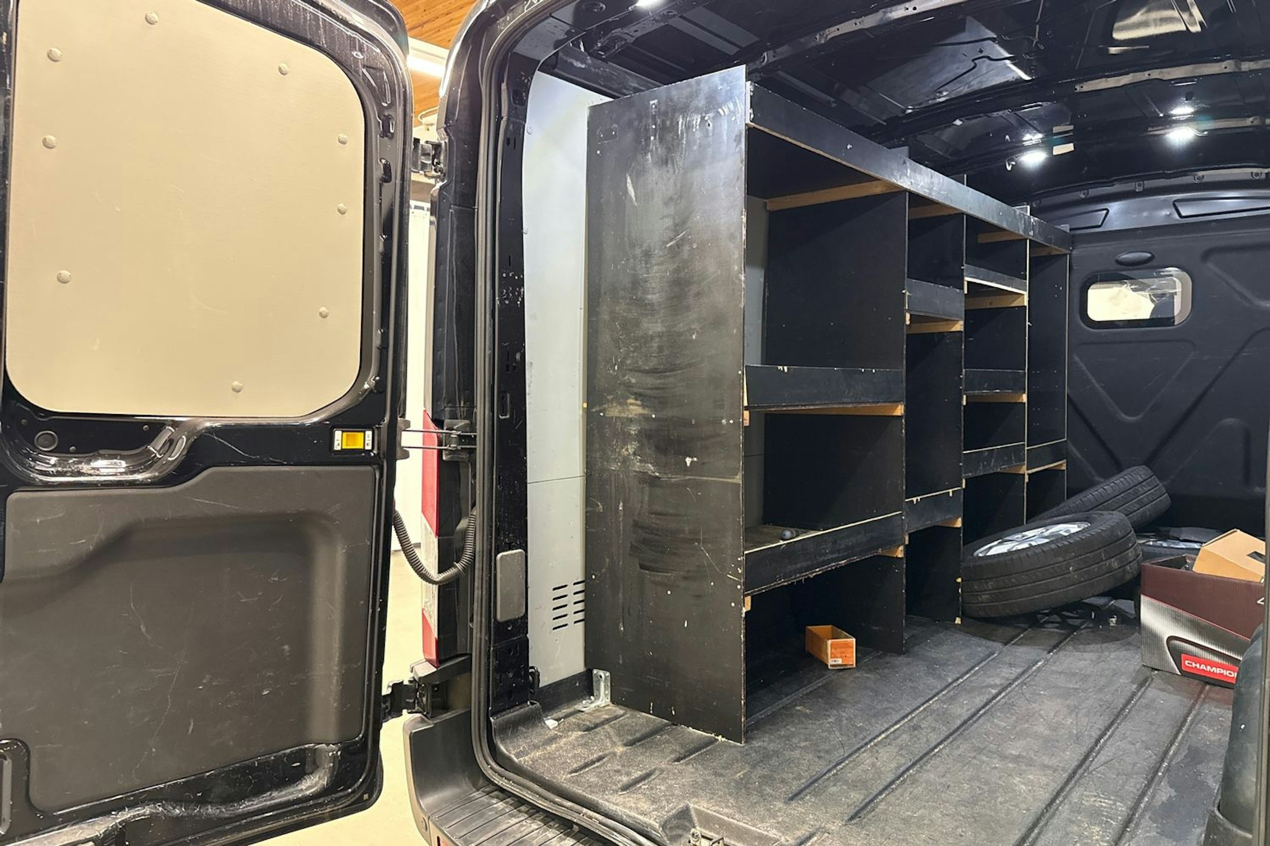 musta Ford Transit 2020 kuva 25.