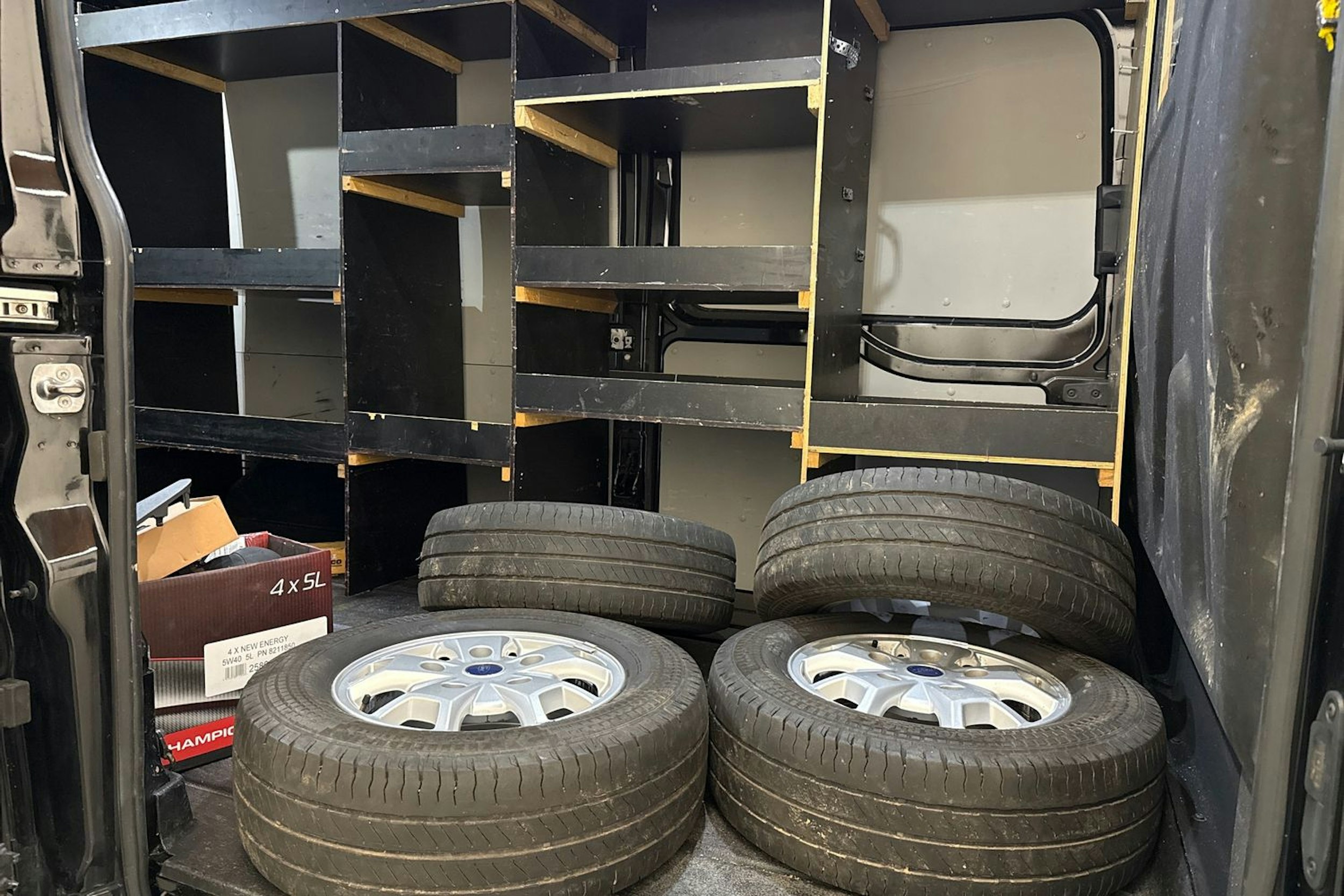 musta Ford Transit 2020 kuva 26.