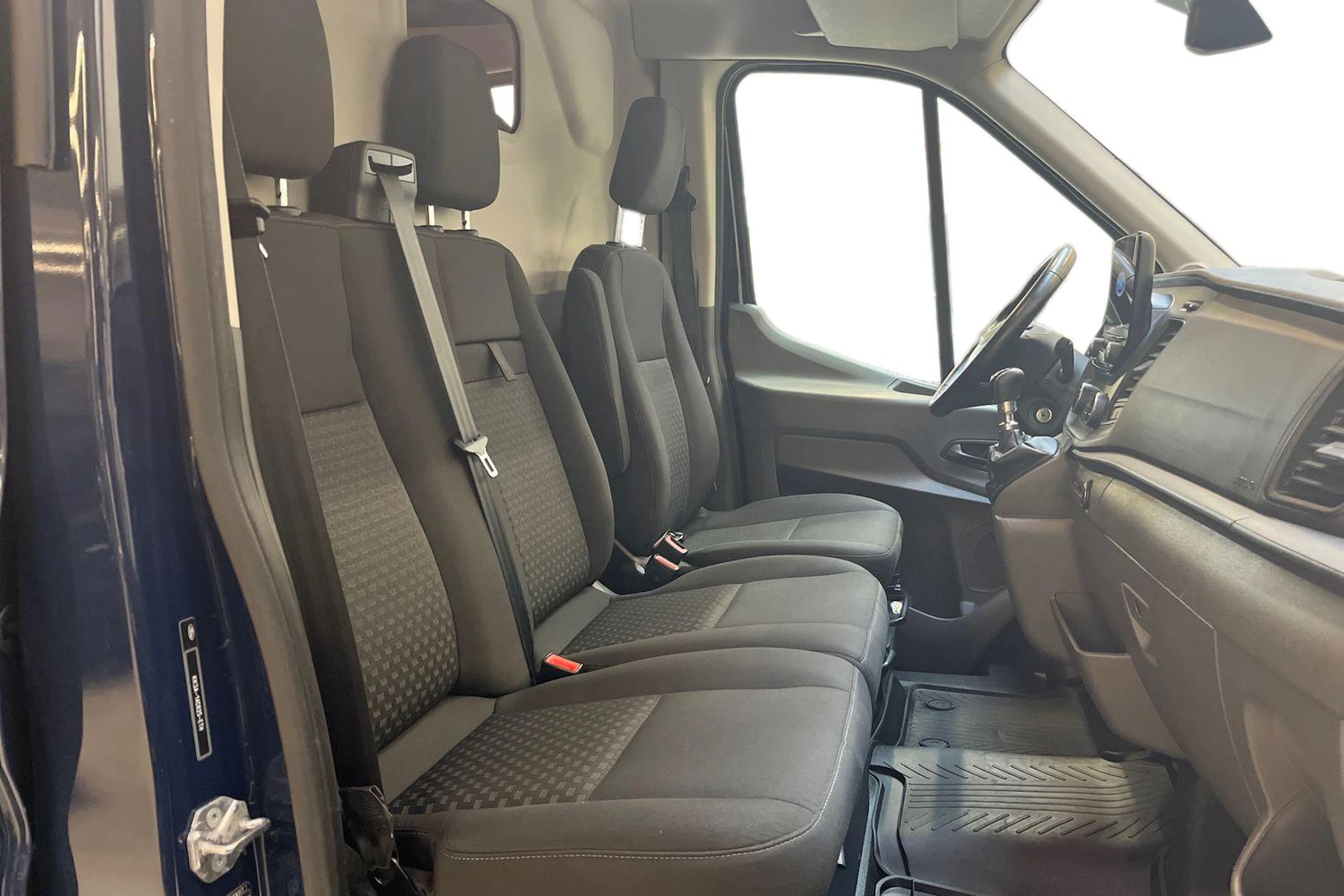 sininen Ford Transit 2020 kuva 11.