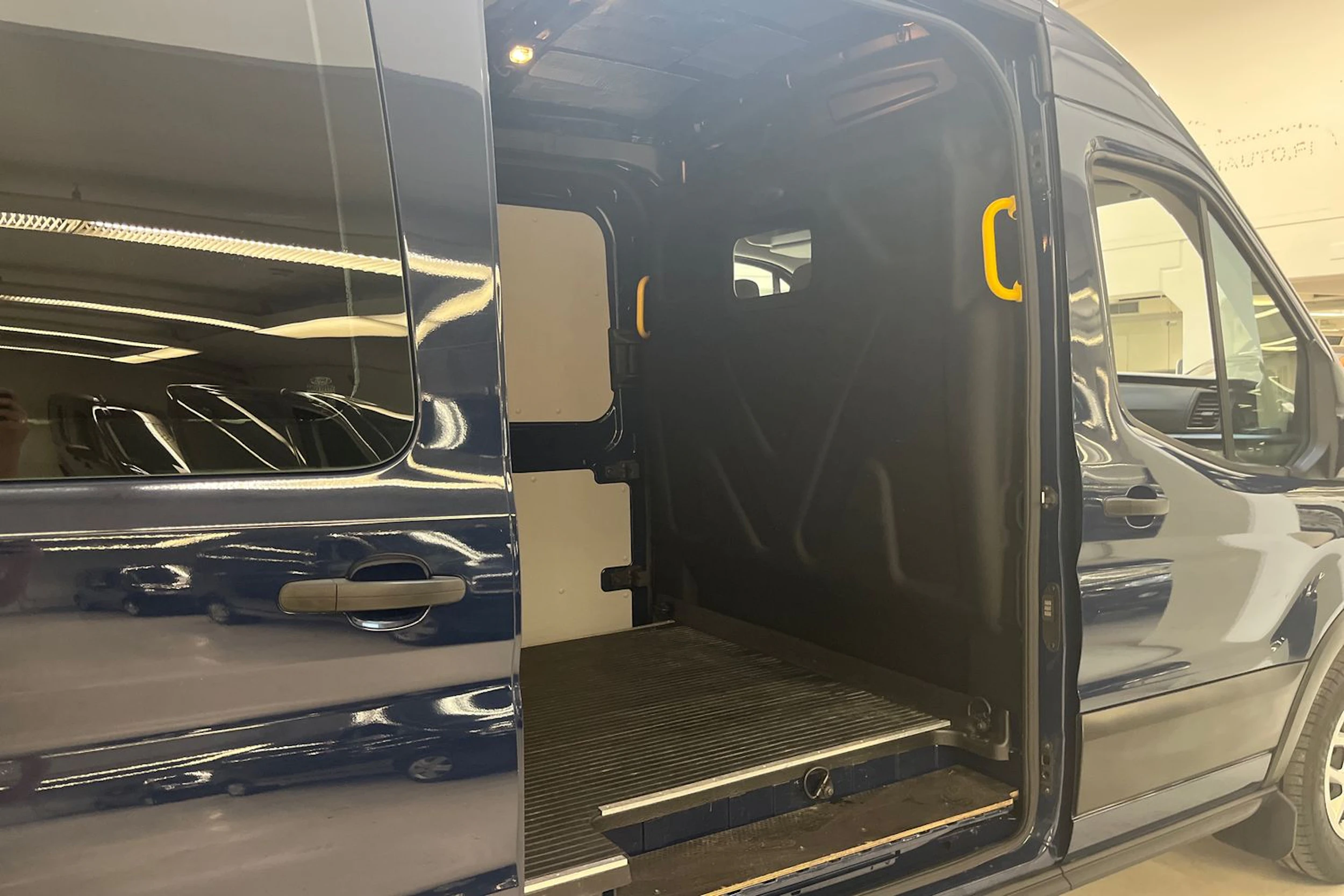 sininen Ford Transit 2020 kuva 15.