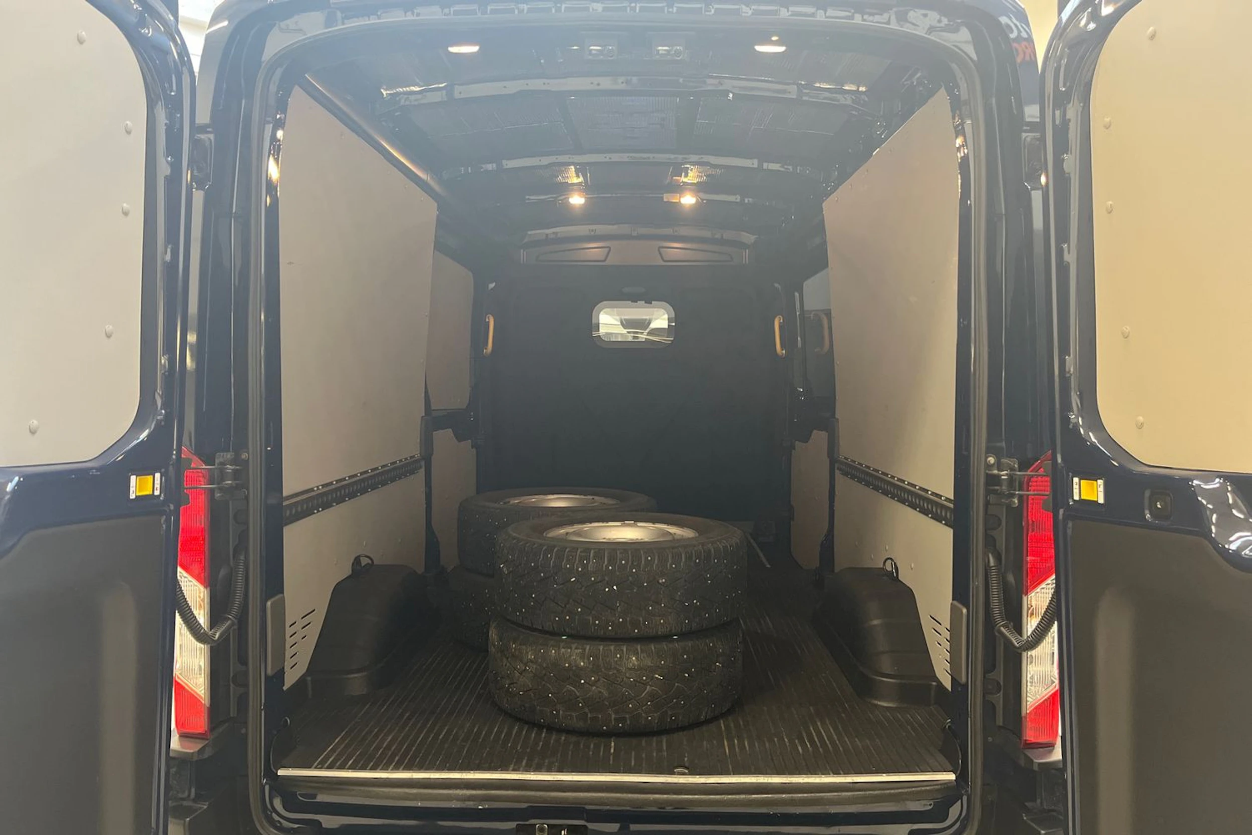 sininen Ford Transit 2020 kuva 16.
