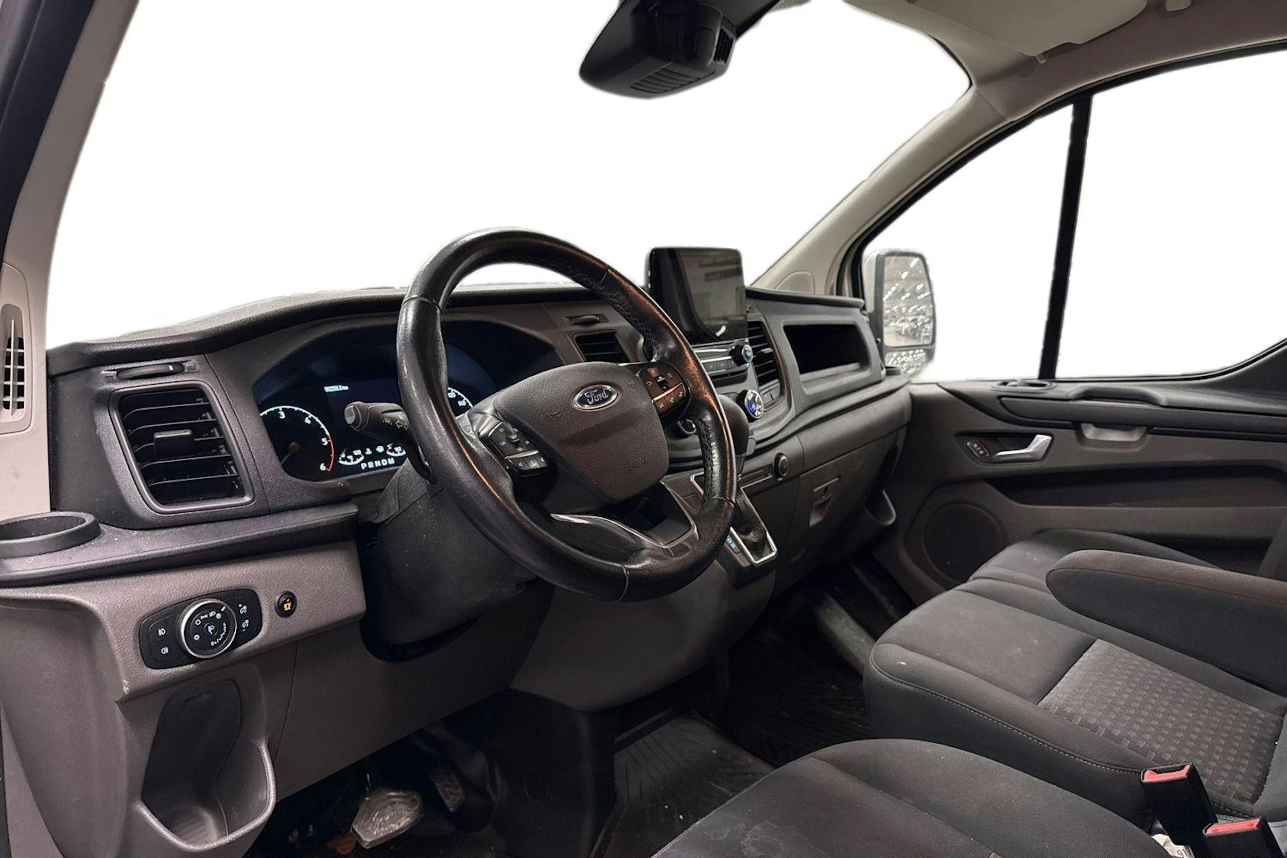 valkoinen Ford Transit 2020 kuva 3.