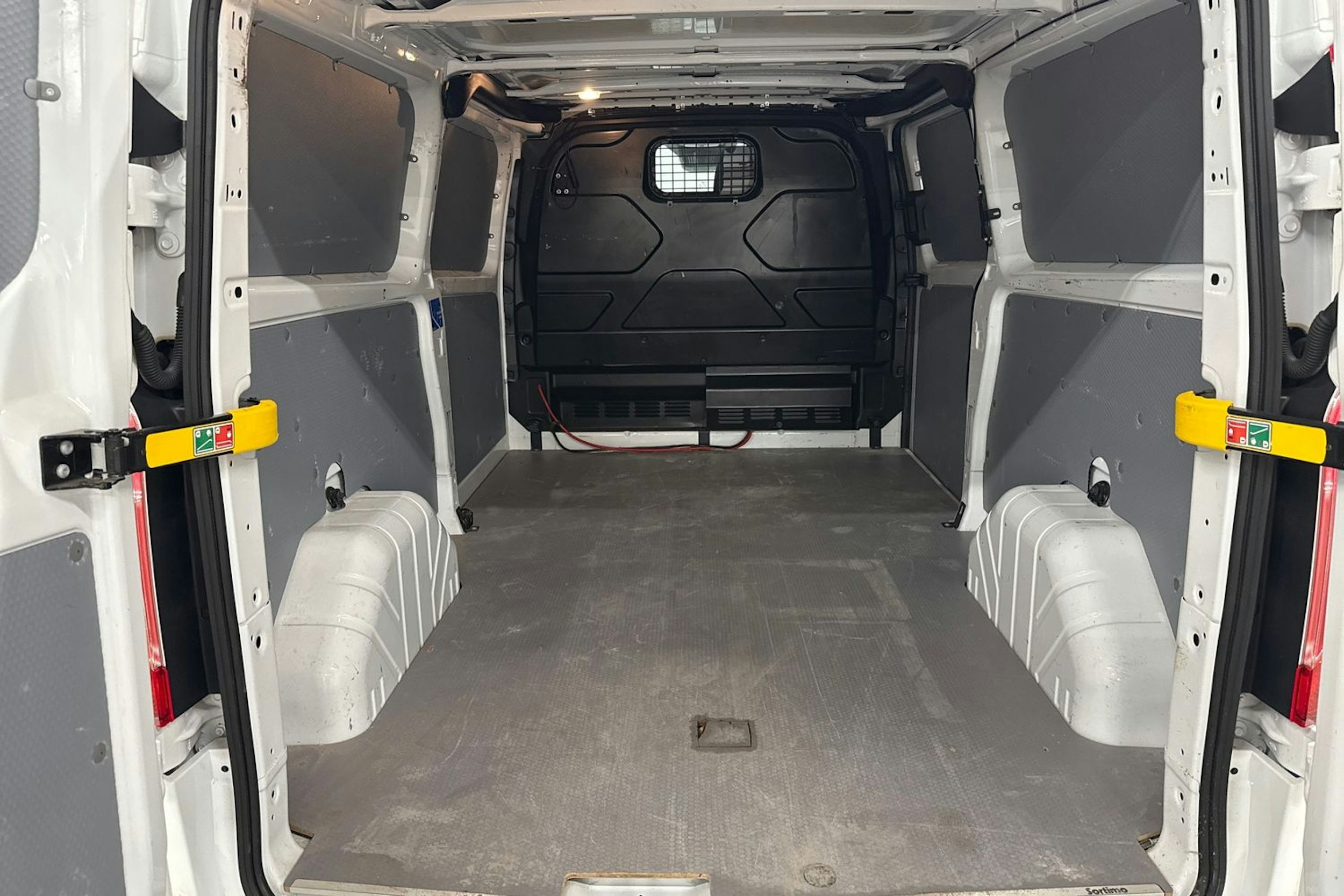 valkoinen Ford Transit Custom 2020 kuva 16.