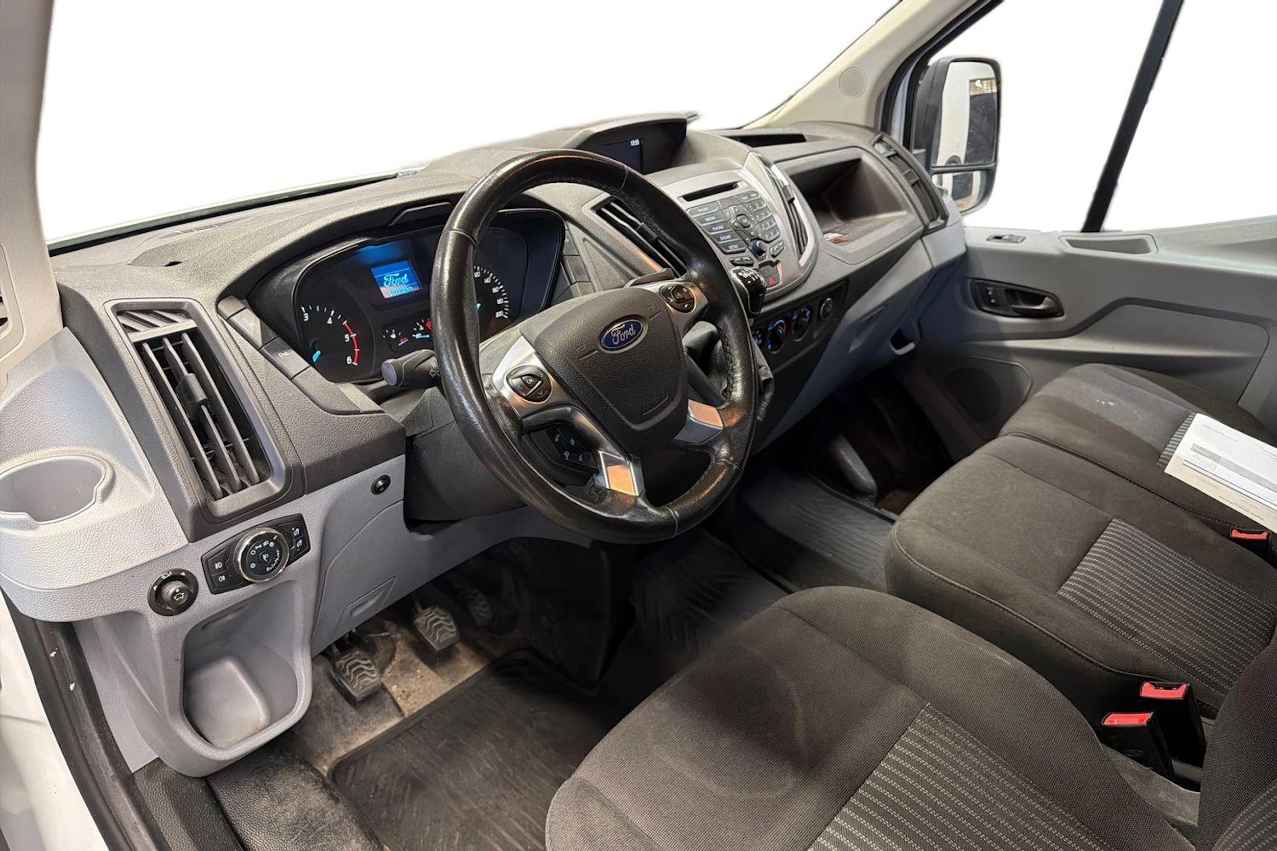 valkoinen Ford Transit 2020 kuva 3.