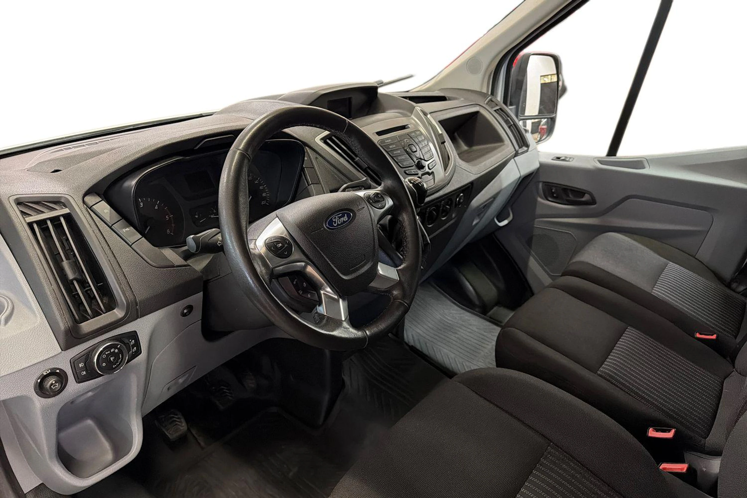 valkoinen Ford Transit 2020 kuva 8.
