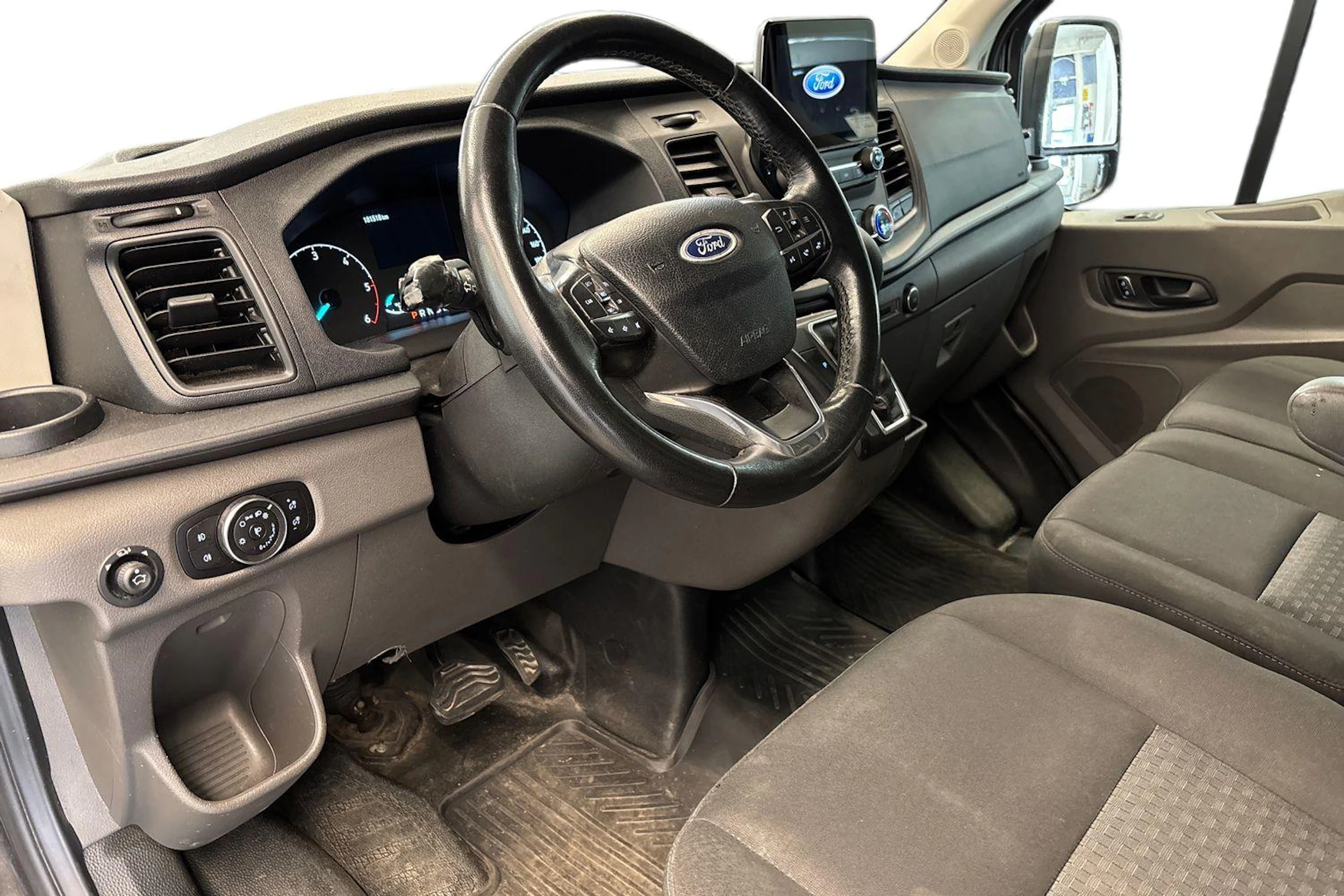harmaa Ford Transit 2020 kuva 3.