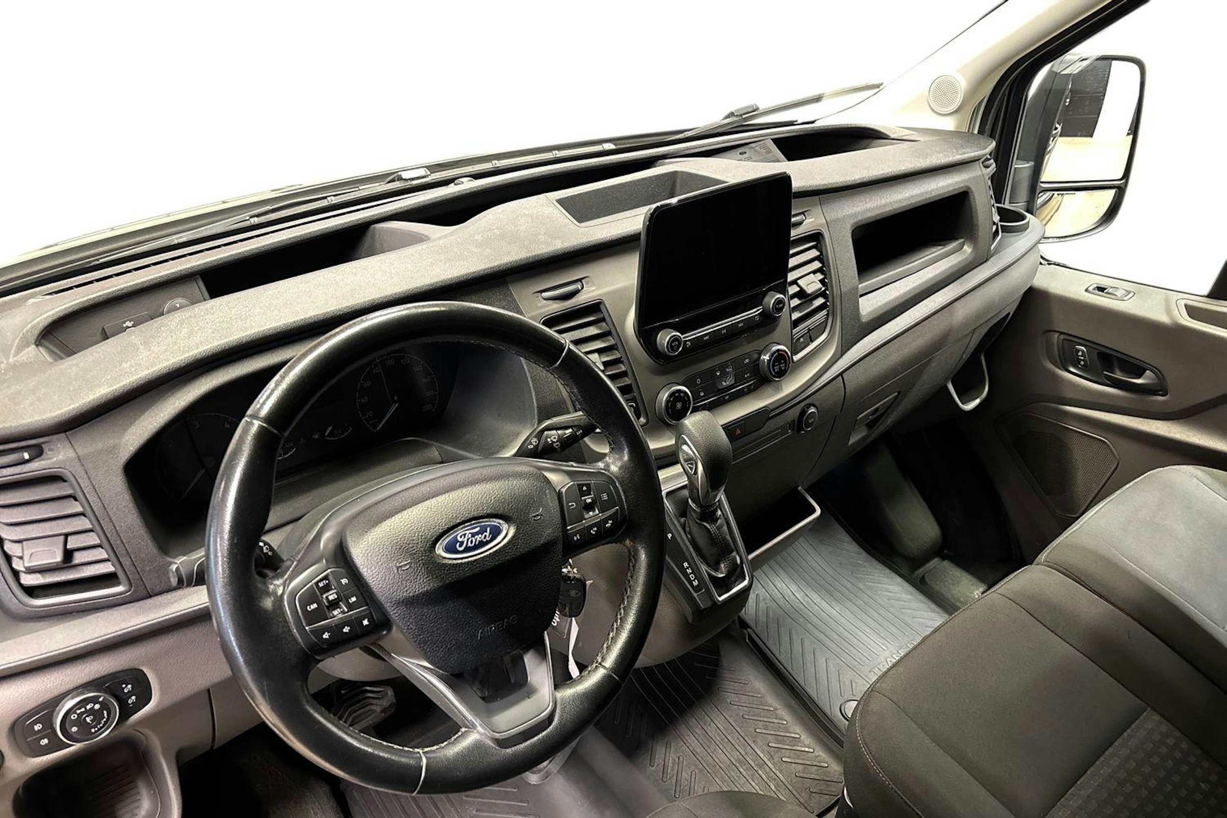 harmaa Ford Transit 2020 kuva 9.