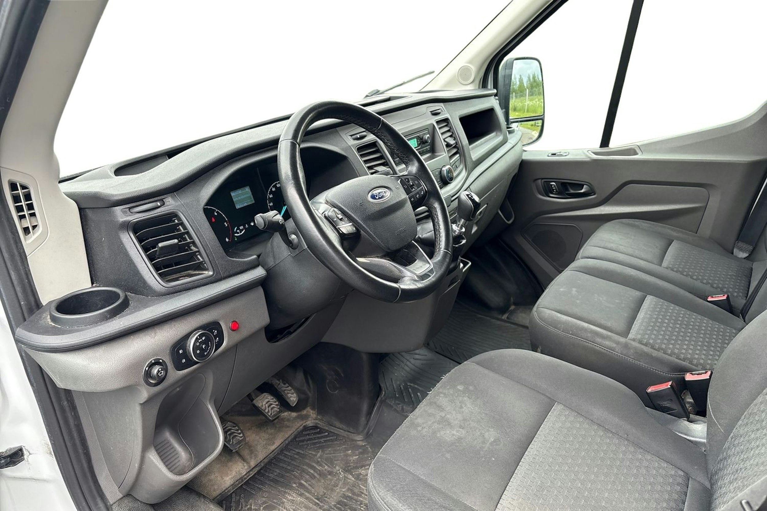 valkoinen Ford Transit 2020 kuva 3.