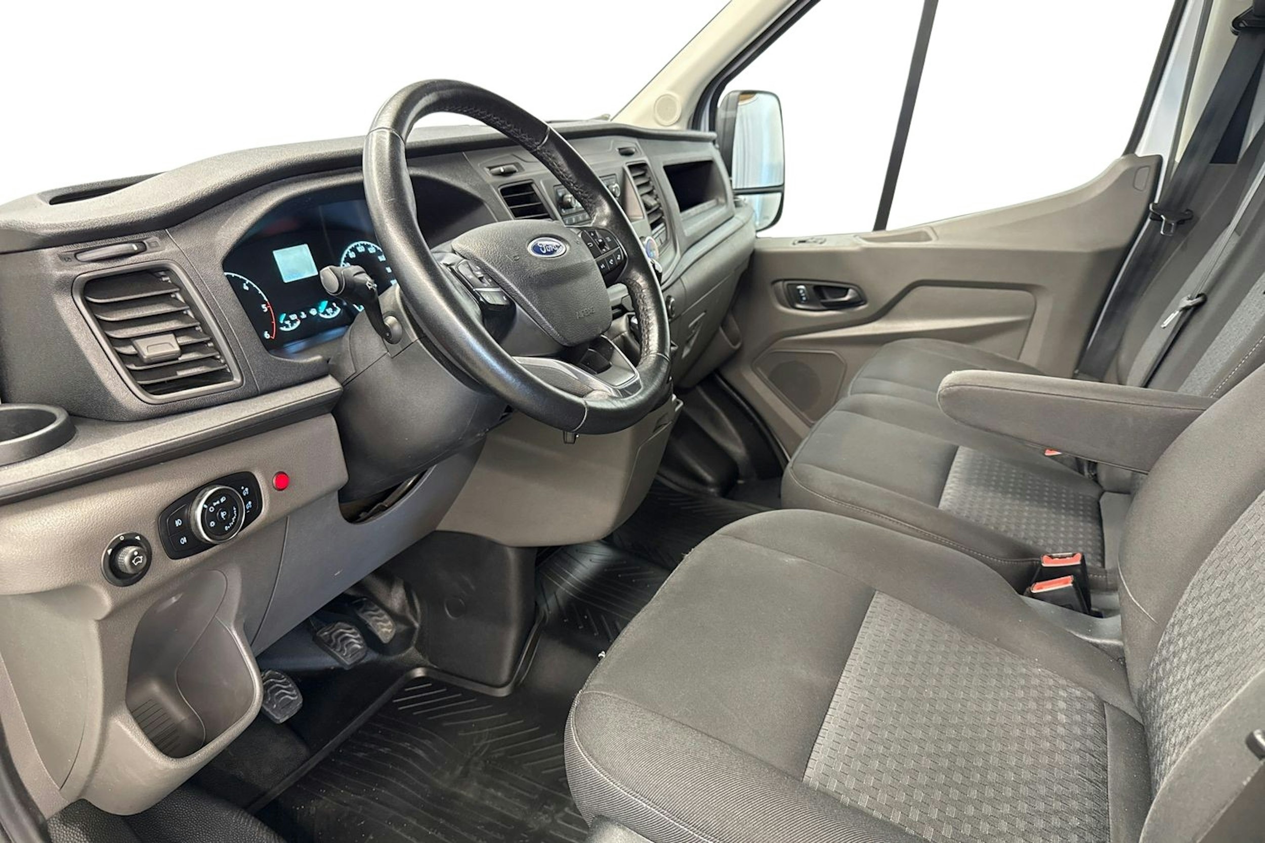 valkoinen Ford Transit 2020 kuva 7.