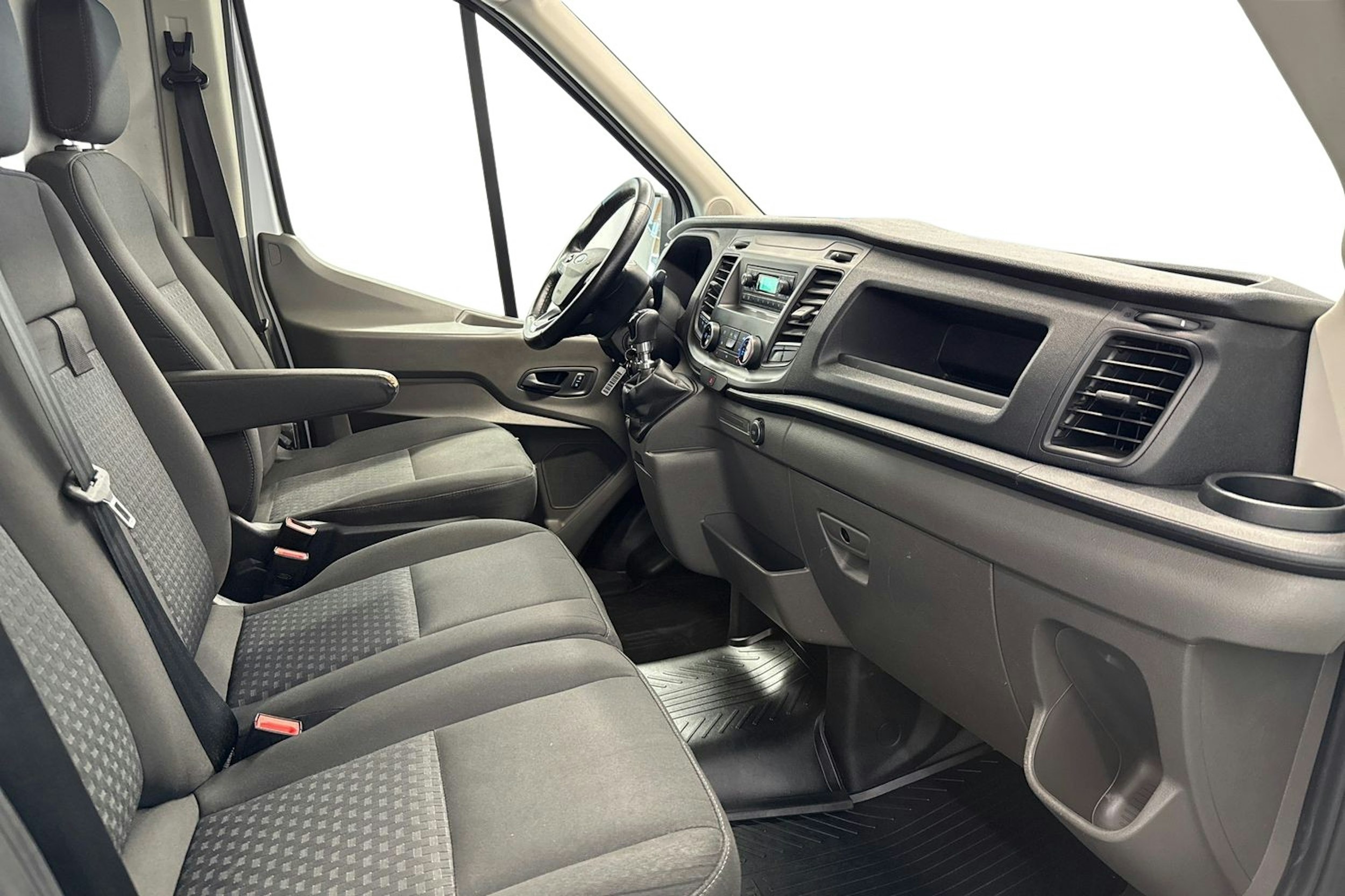 valkoinen Ford Transit 2020 kuva 9.