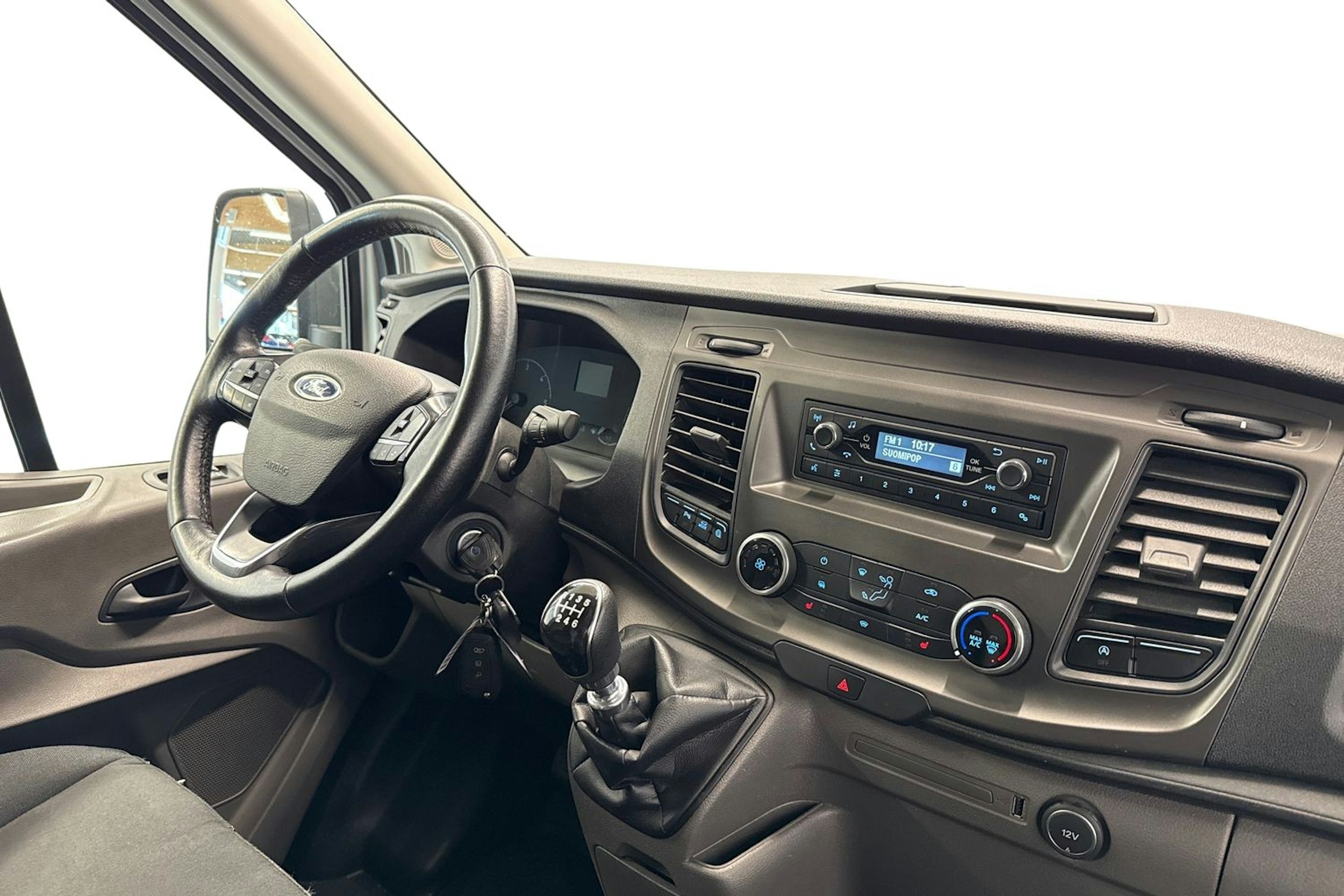 valkoinen Ford Transit 2020 kuva 10.