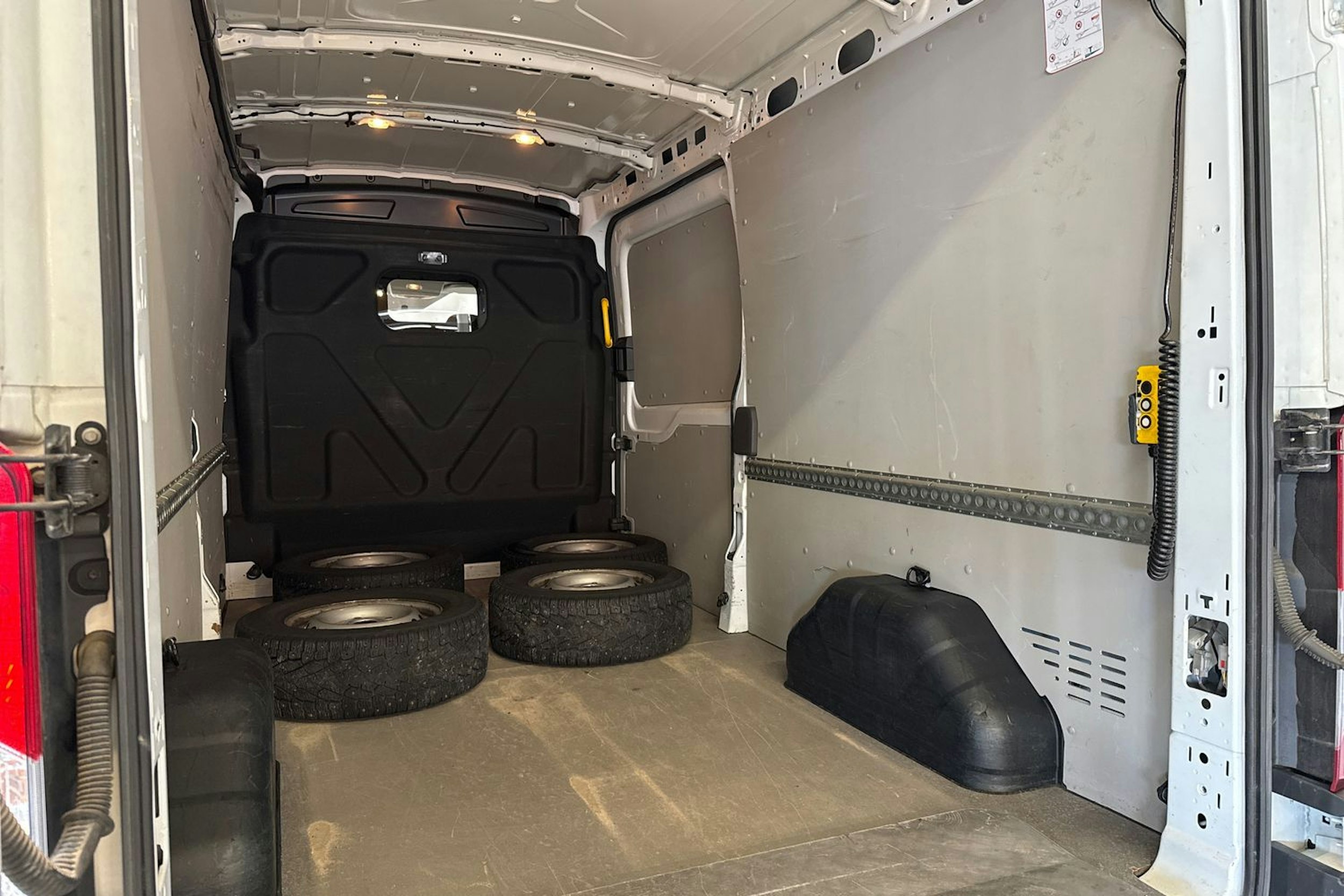 valkoinen Ford Transit 2020 kuva 24.