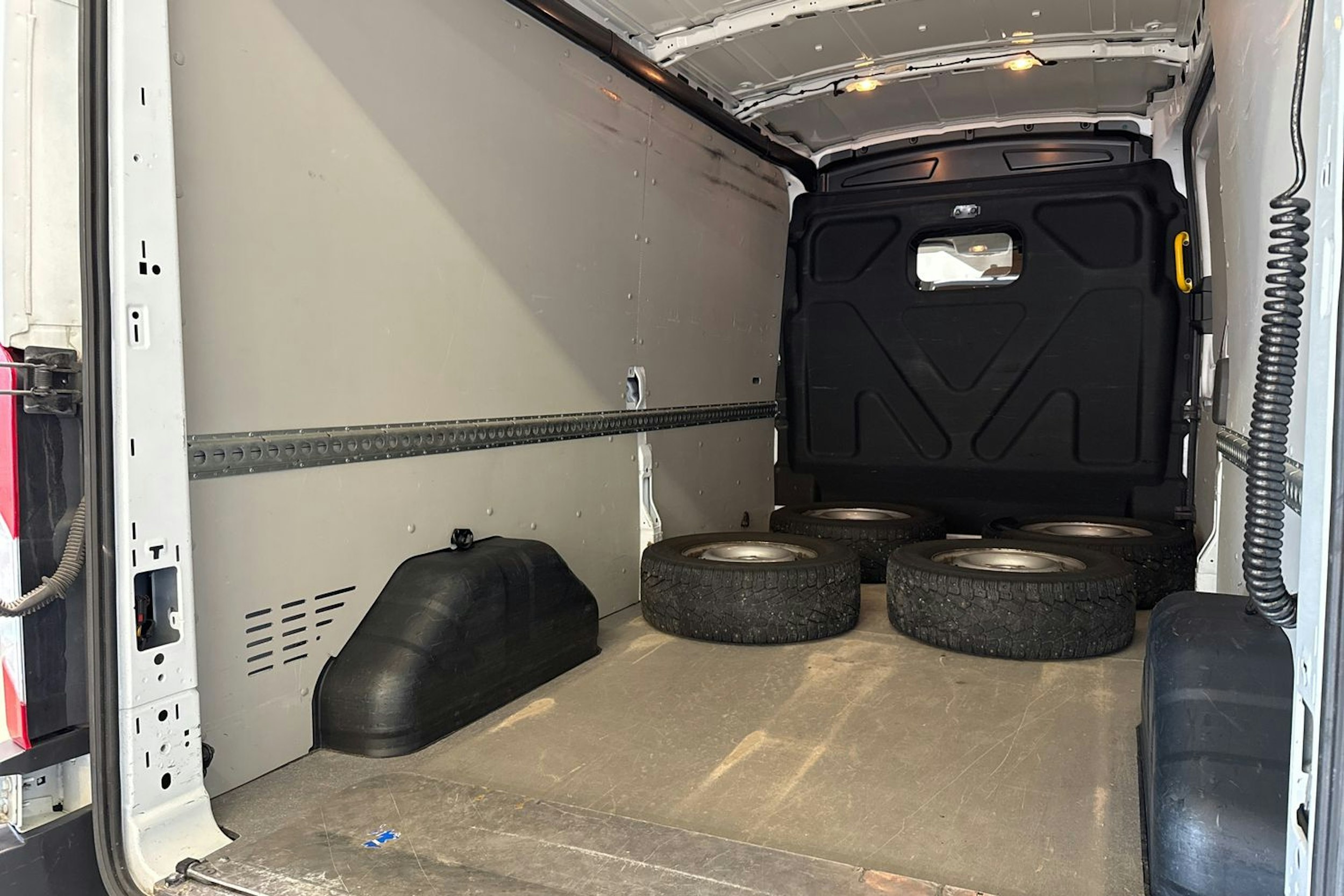 valkoinen Ford Transit 2020 kuva 25.