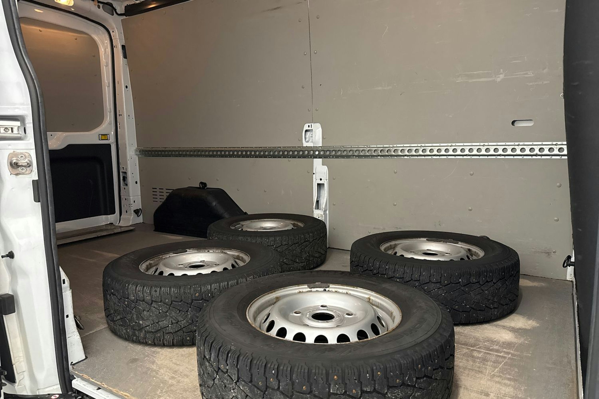 valkoinen Ford Transit 2020 kuva 26.