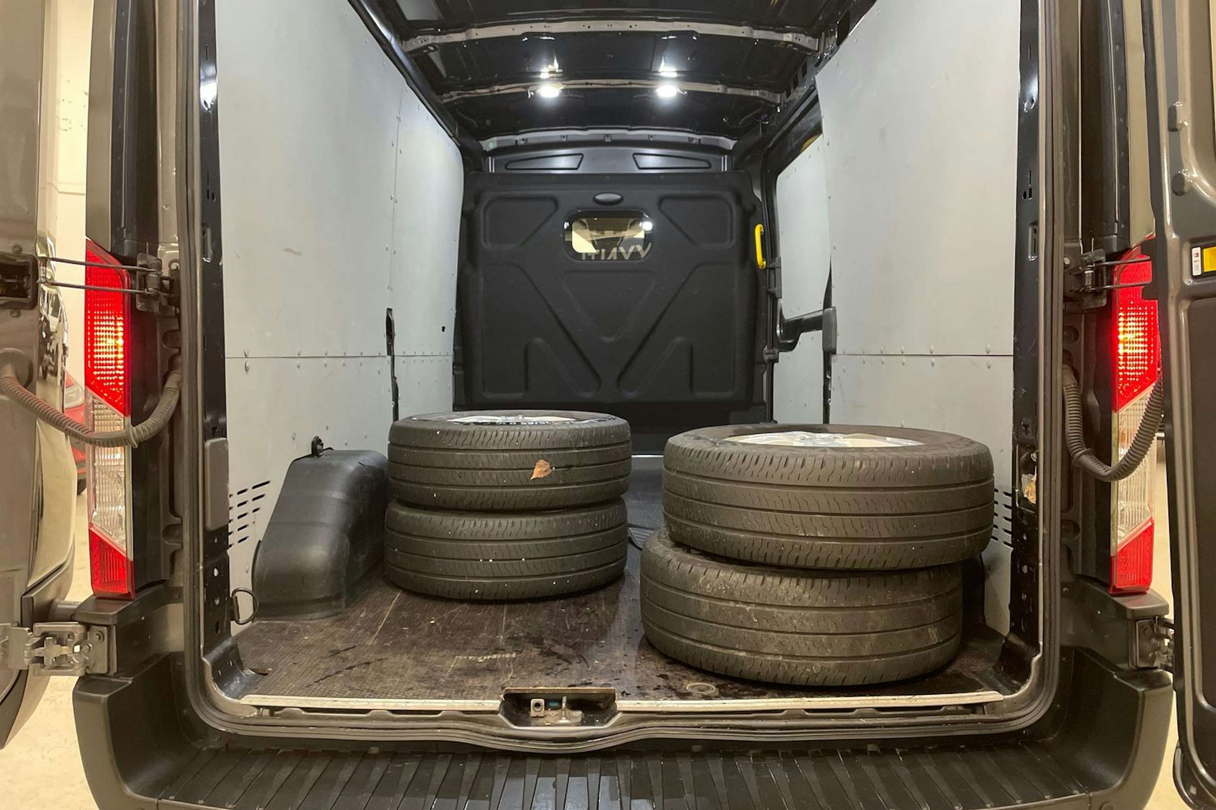 harmaa Ford Transit 2020 kuva 20.