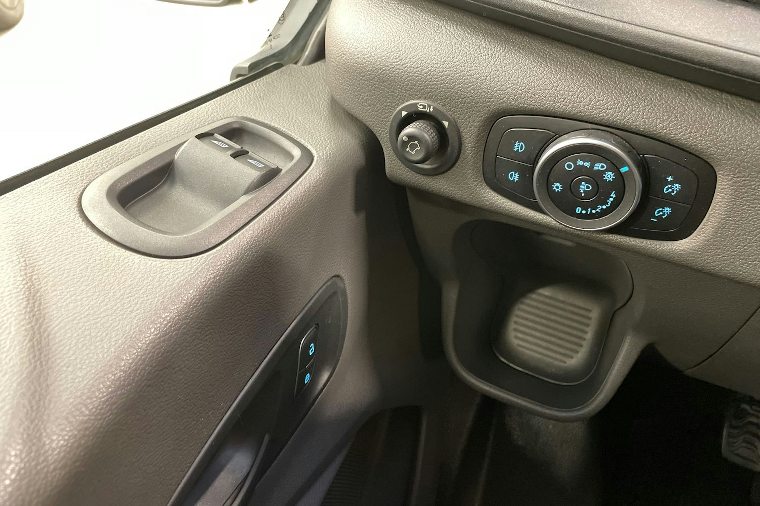 harmaa Ford Transit 2020 kuva 28.