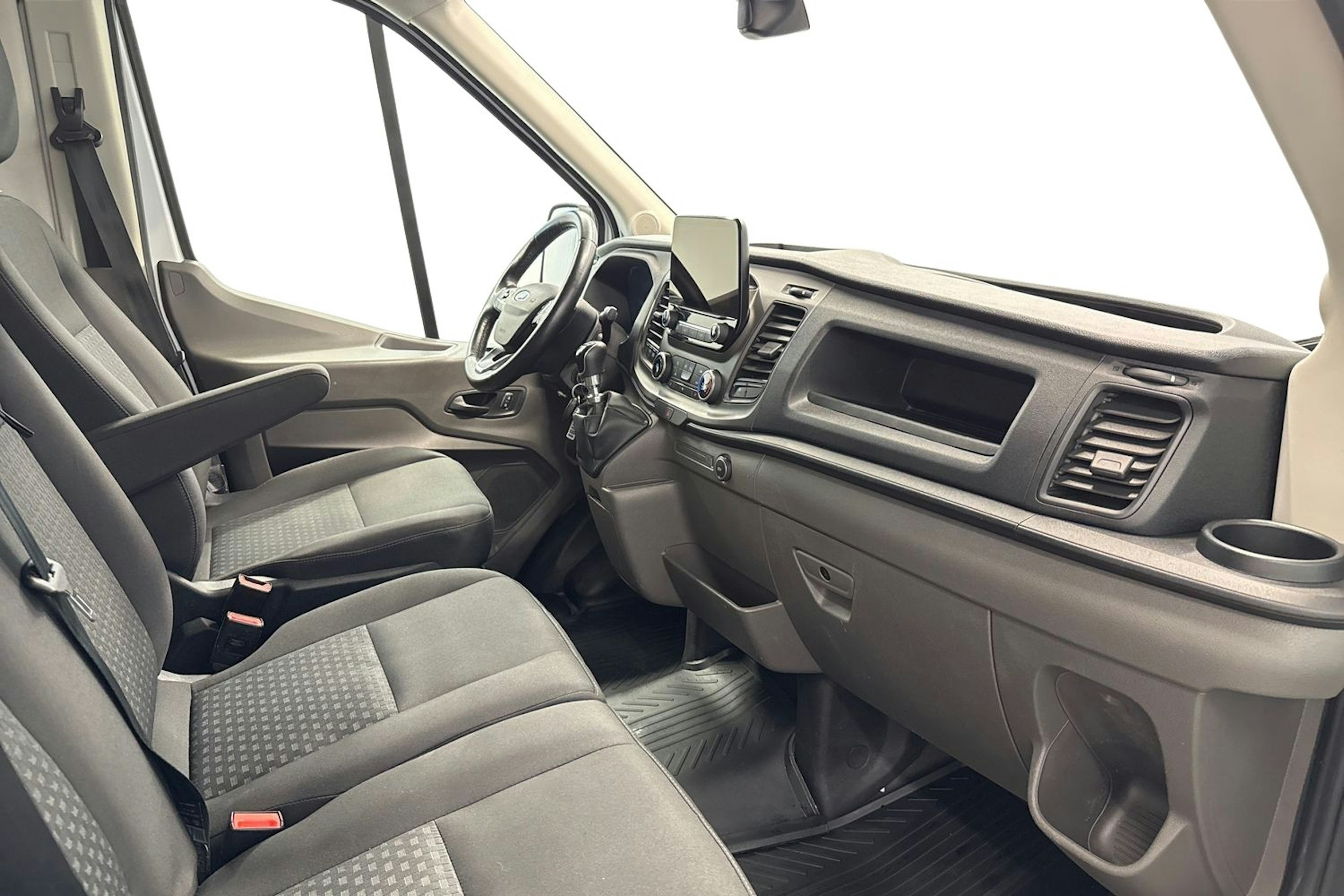valkoinen Ford Transit 2021 kuva 9.