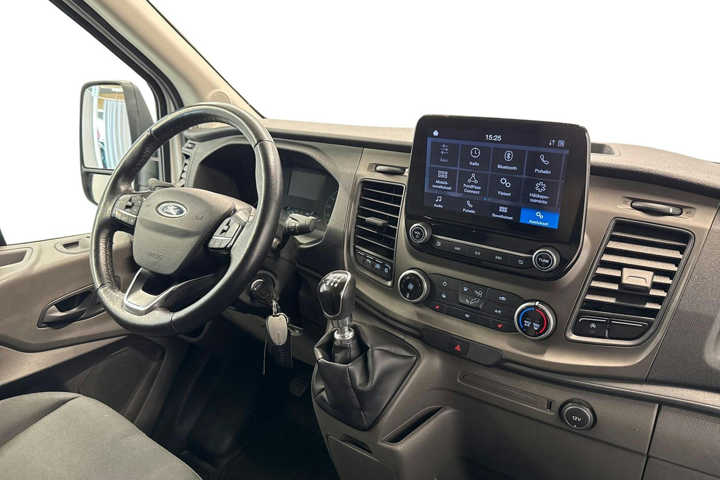 valkoinen Ford Transit 2021 kuva 10.