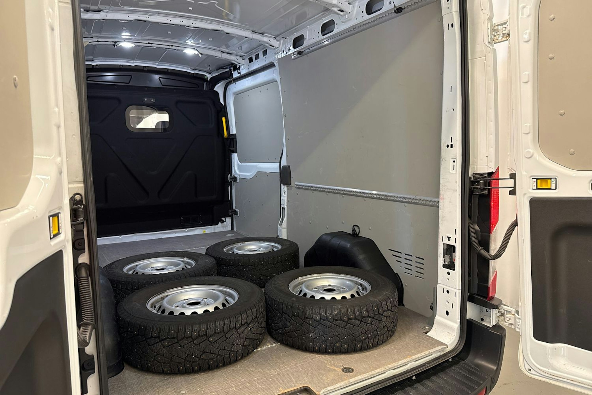 valkoinen Ford Transit 2021 kuva 23.