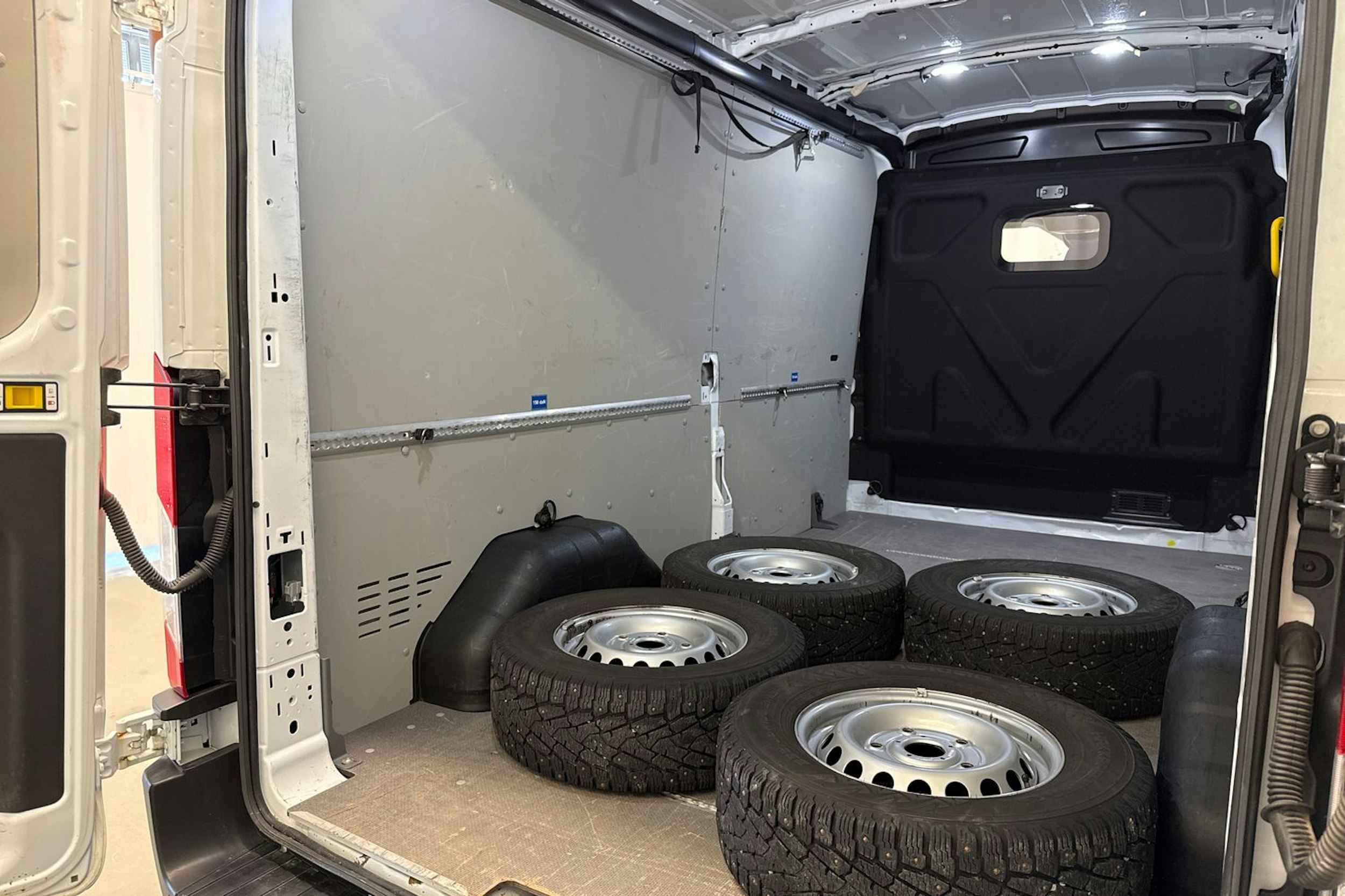 valkoinen Ford Transit 2021 kuva 24.