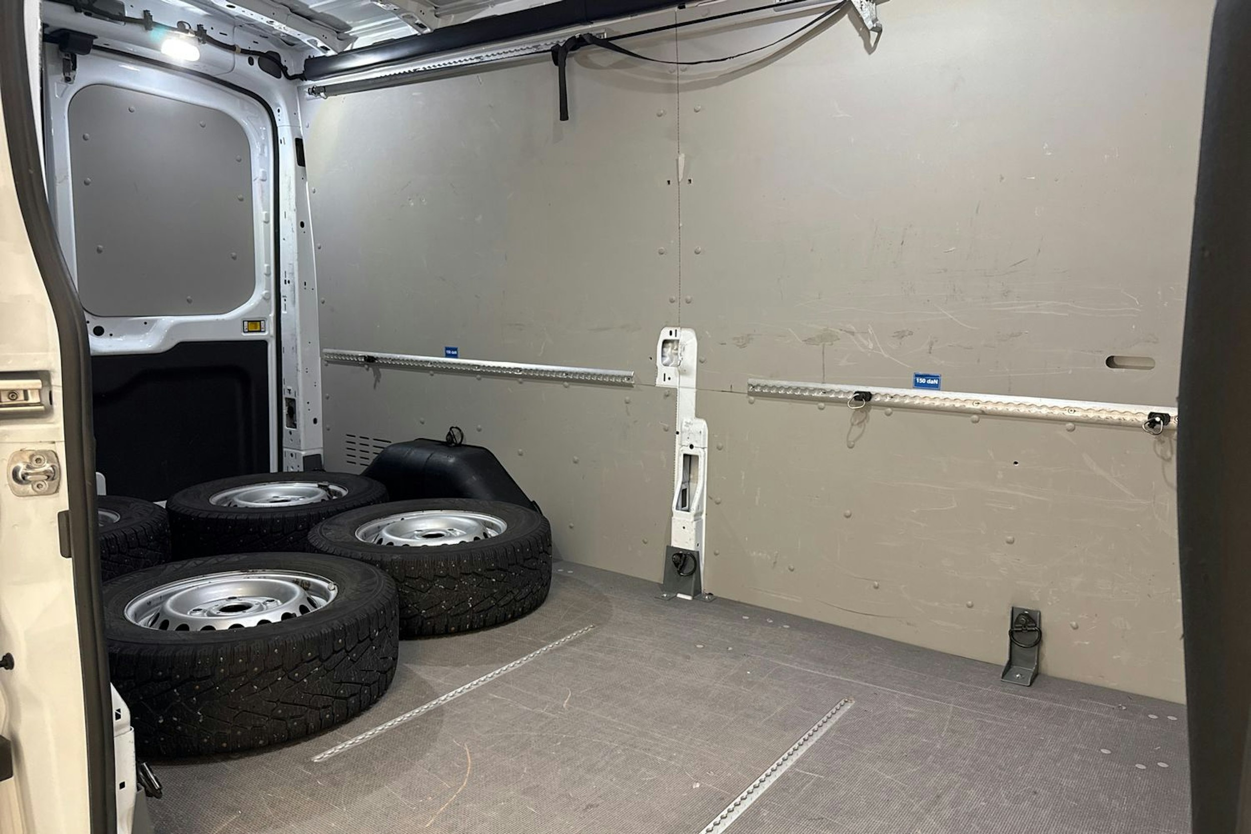 valkoinen Ford Transit 2021 kuva 25.