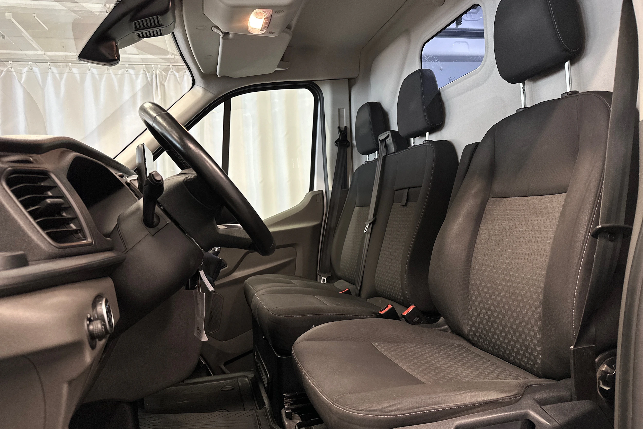 valkoinen Ford Transit 2021 kuva 15.