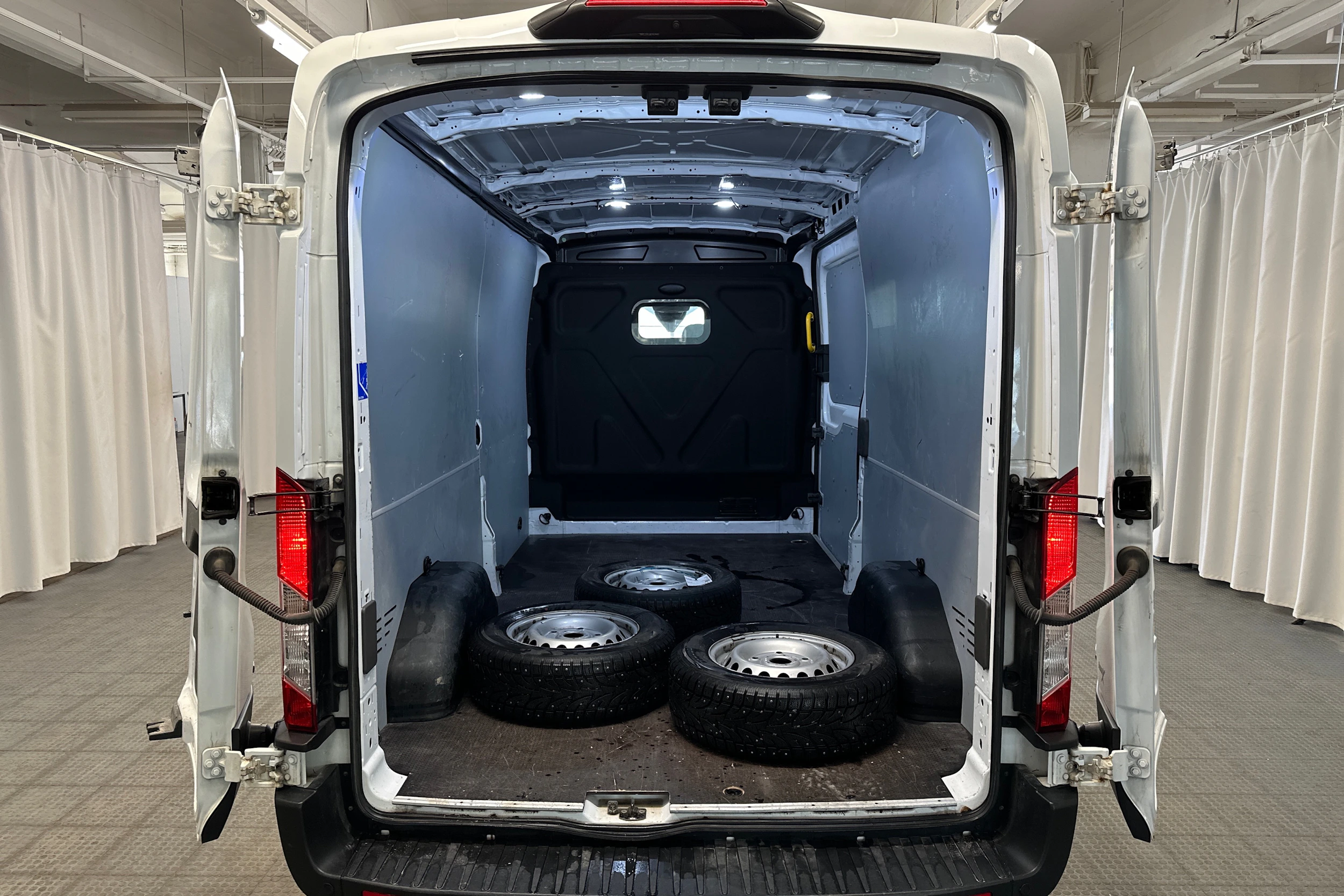 valkoinen Ford Transit 2021 kuva 16.