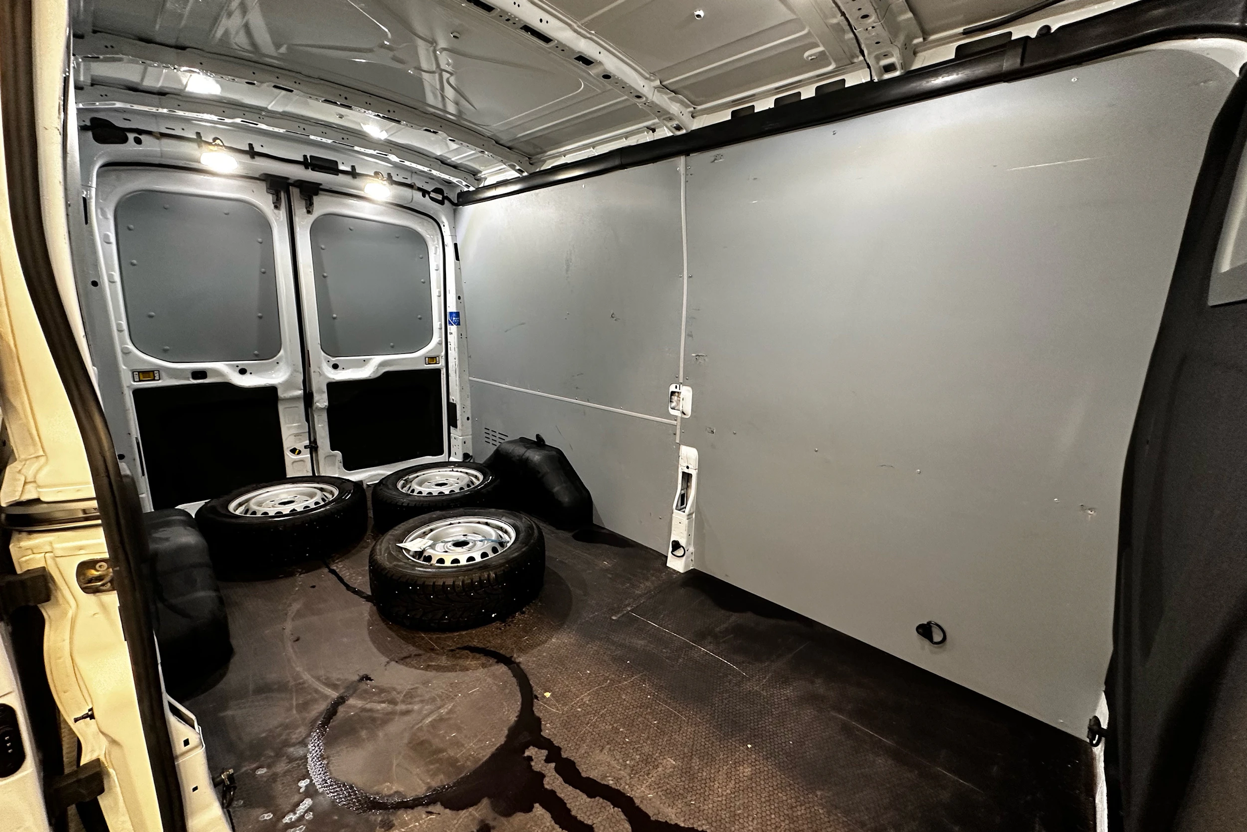 valkoinen Ford Transit 2021 kuva 17.