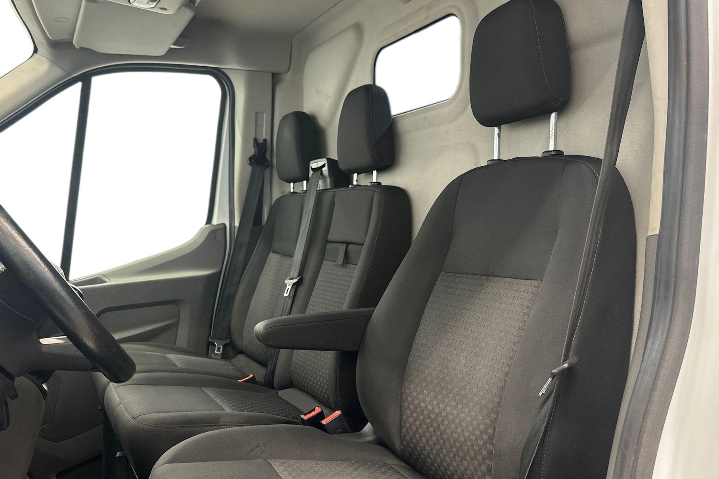 valkoinen Ford Transit 2021 kuva 8.