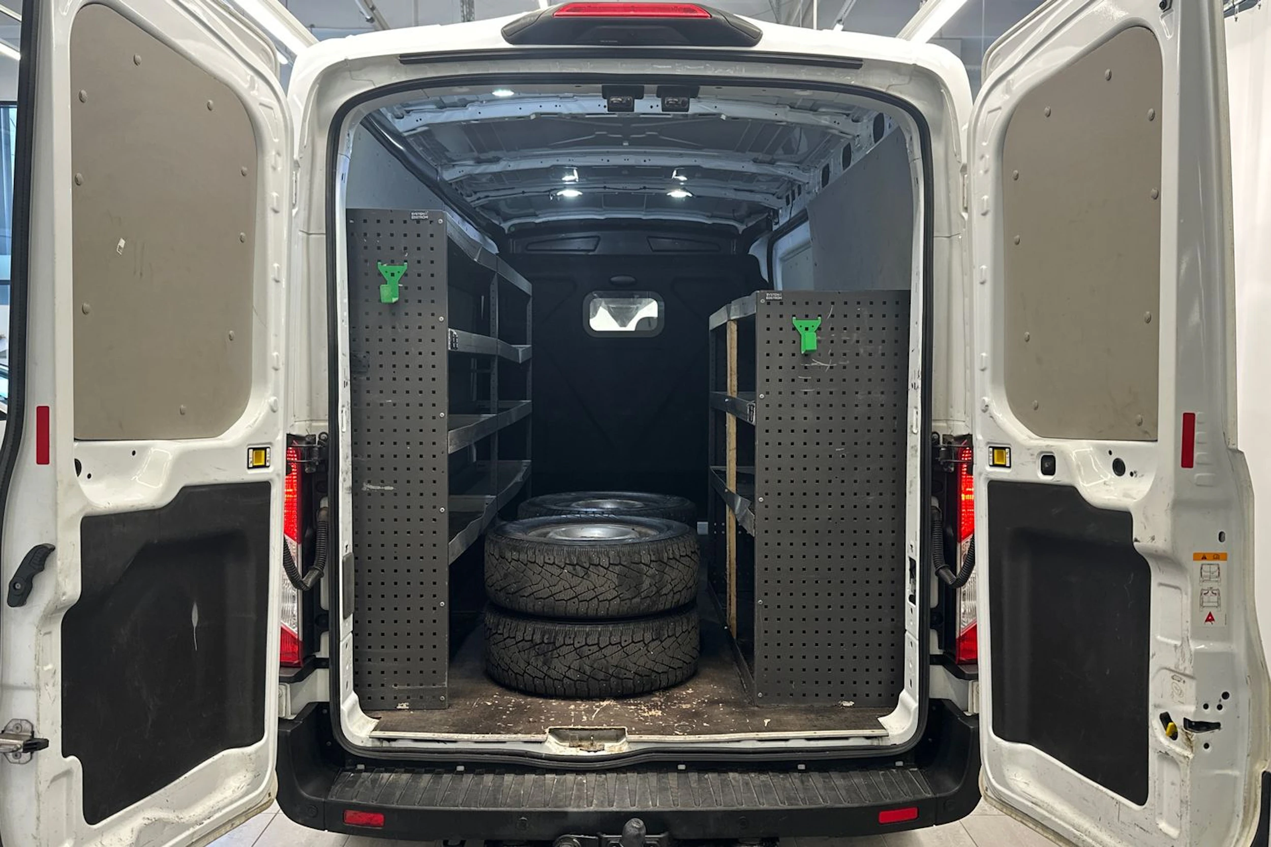 valkoinen Ford Transit 2021 kuva 10.