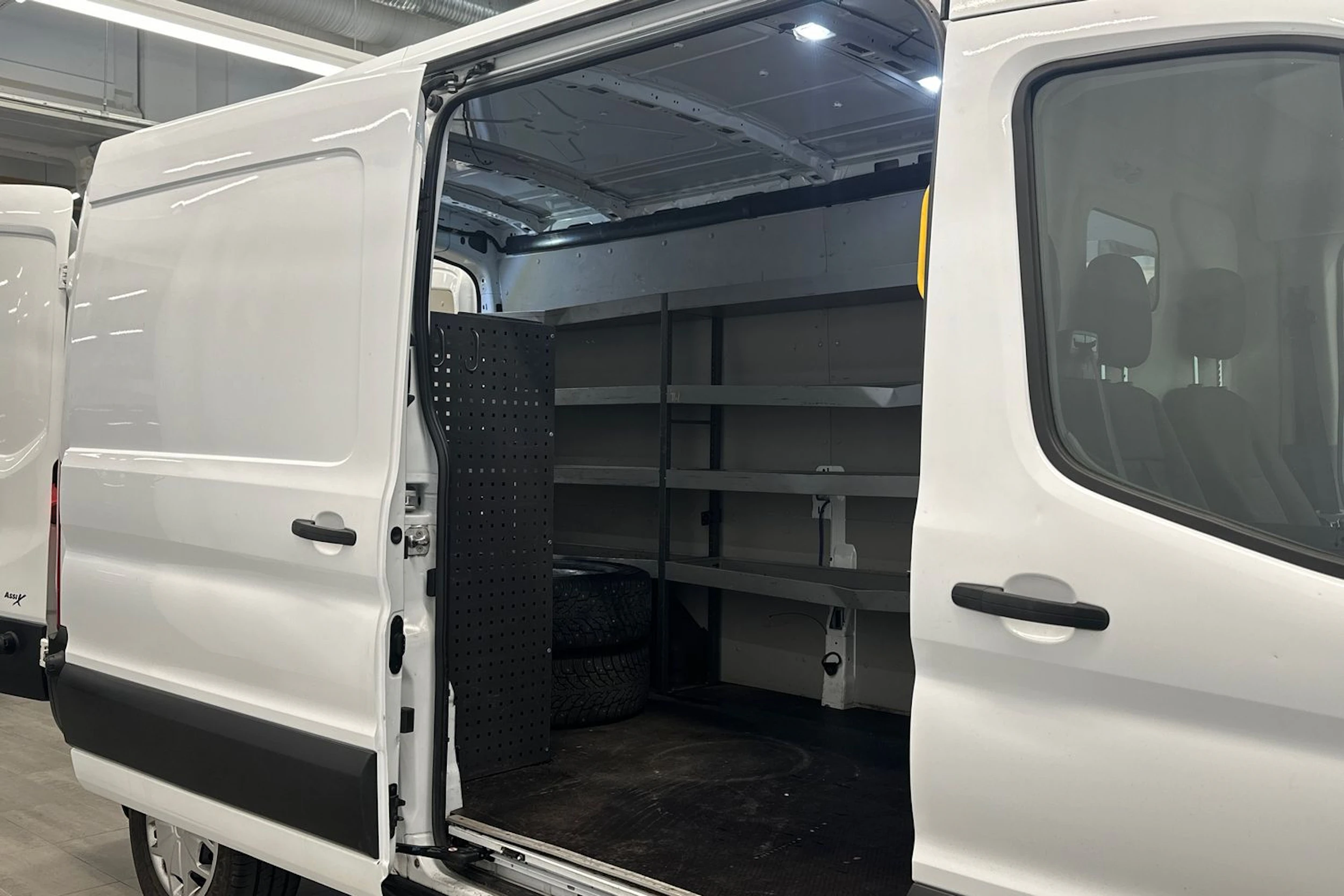 valkoinen Ford Transit 2021 kuva 11.