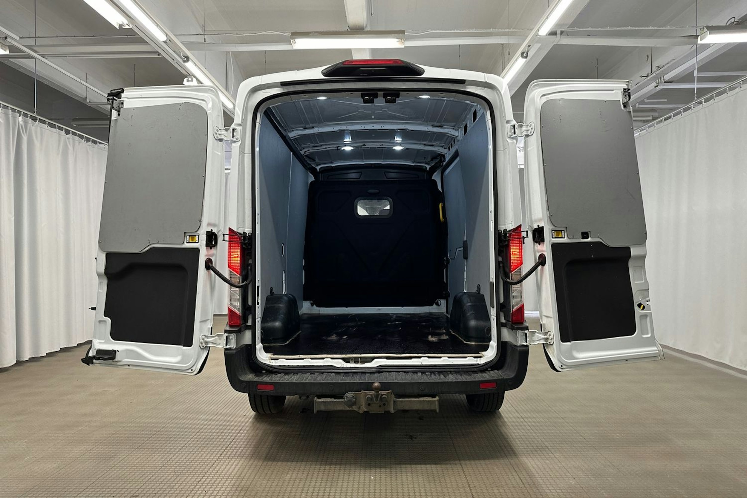 valkoinen Ford Transit 2021 kuva 9.