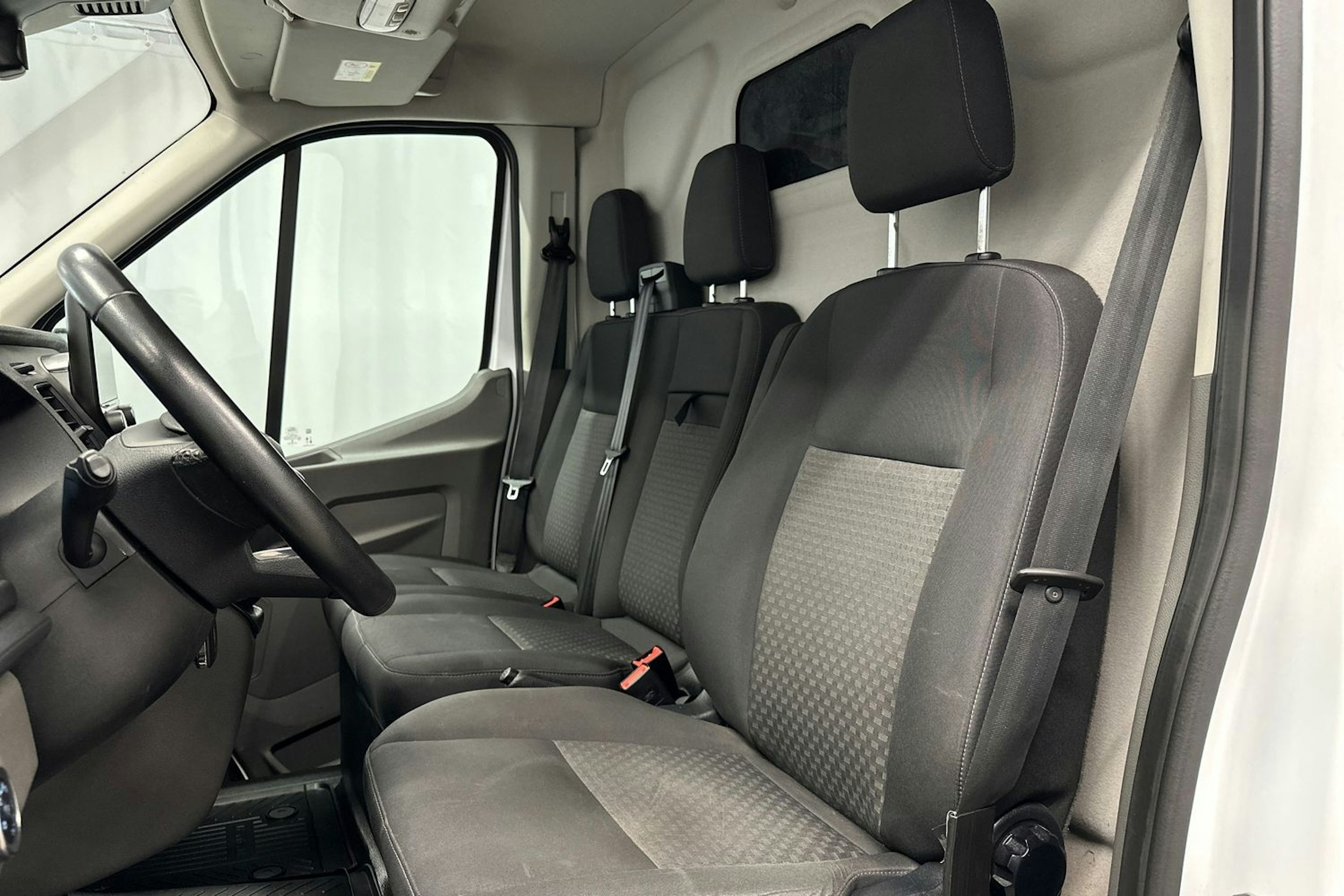 valkoinen Ford Transit 2021 kuva 12.
