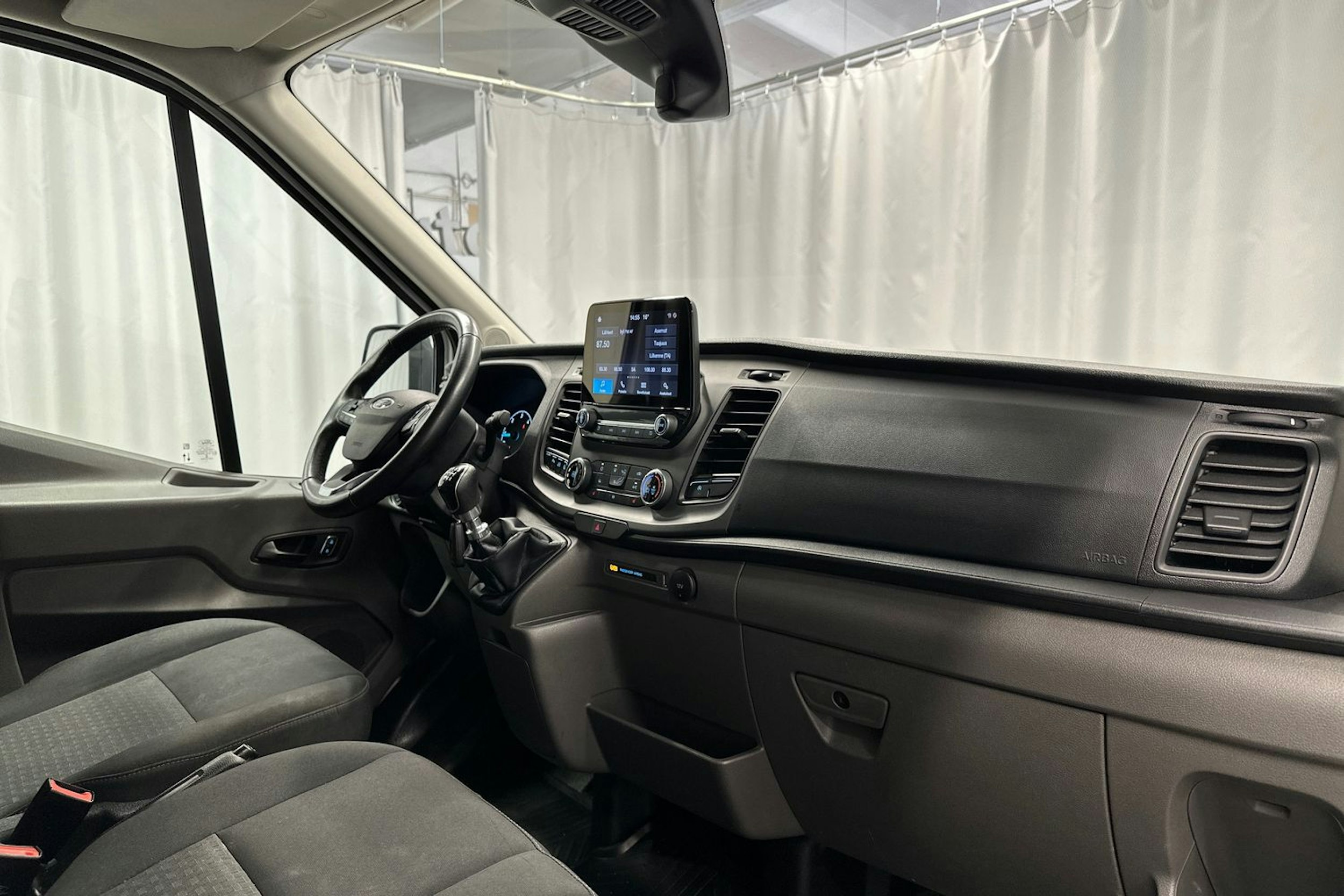 valkoinen Ford Transit 2021 kuva 13.