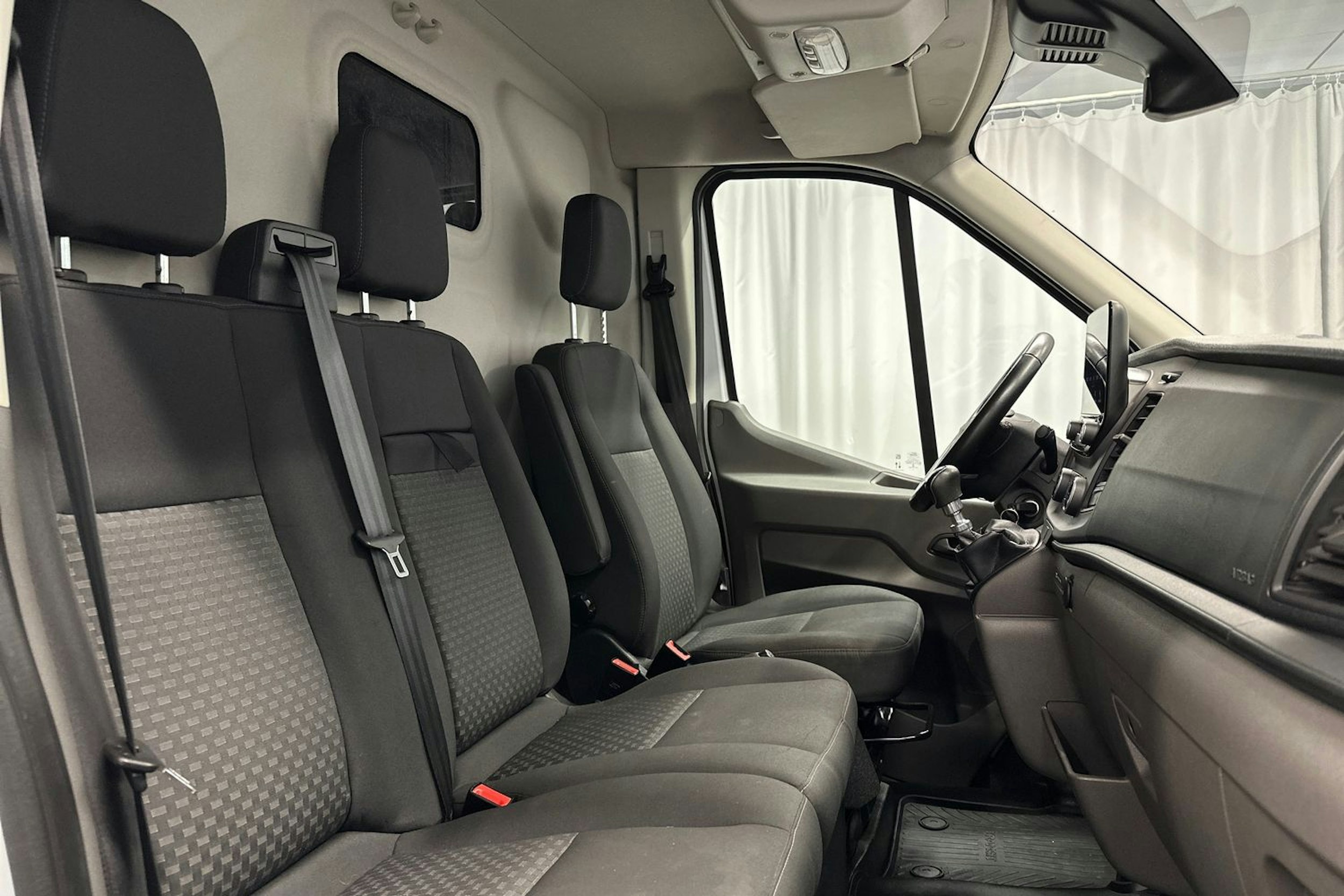 valkoinen Ford Transit 2021 kuva 14.