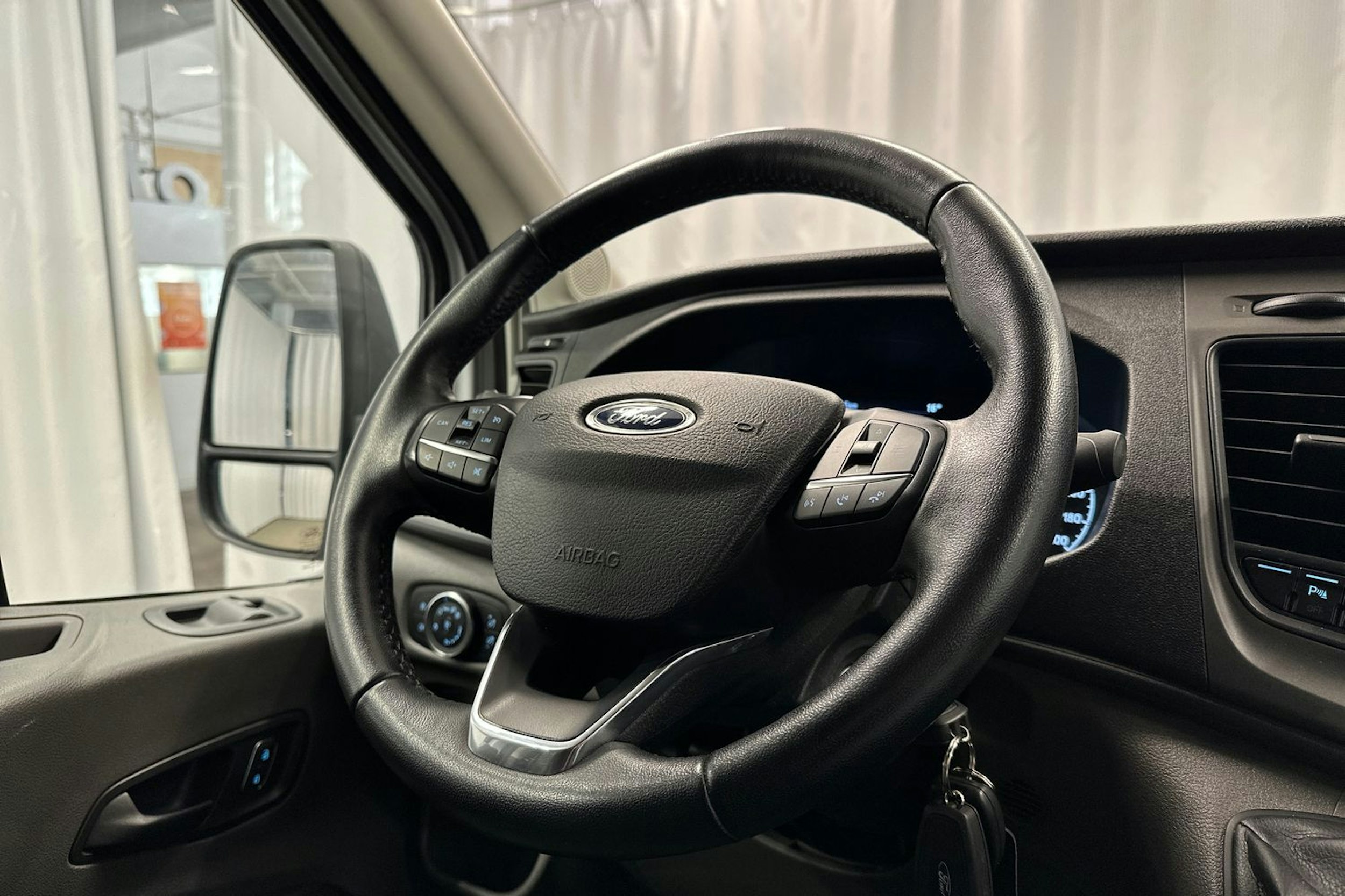 valkoinen Ford Transit 2021 kuva 15.