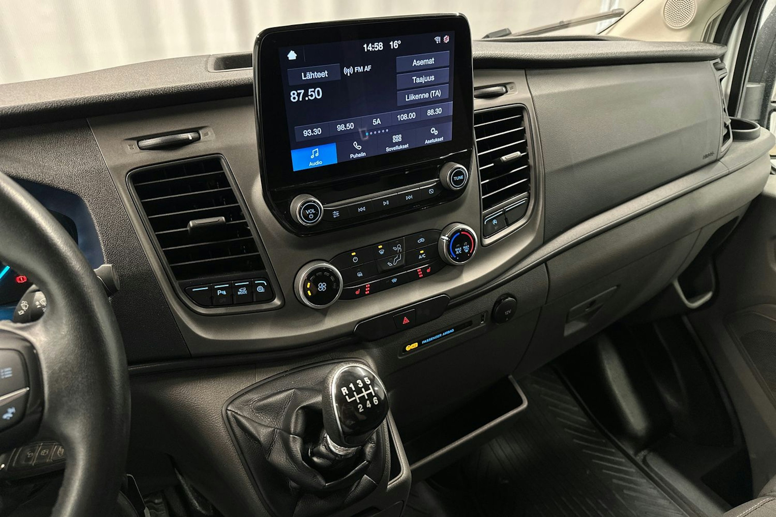 valkoinen Ford Transit 2021 kuva 24.