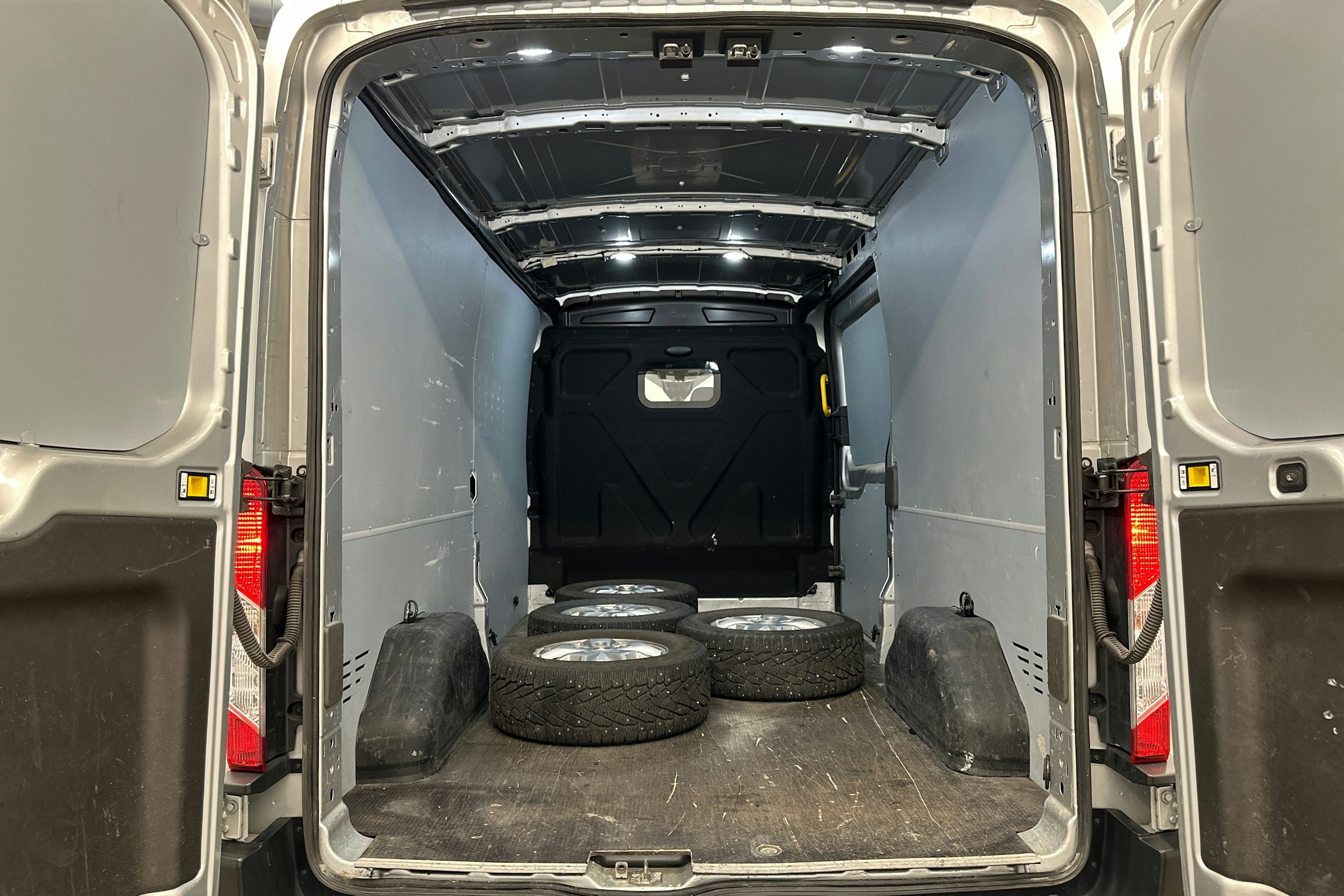 harmaa Ford Transit 2021 kuva 18.